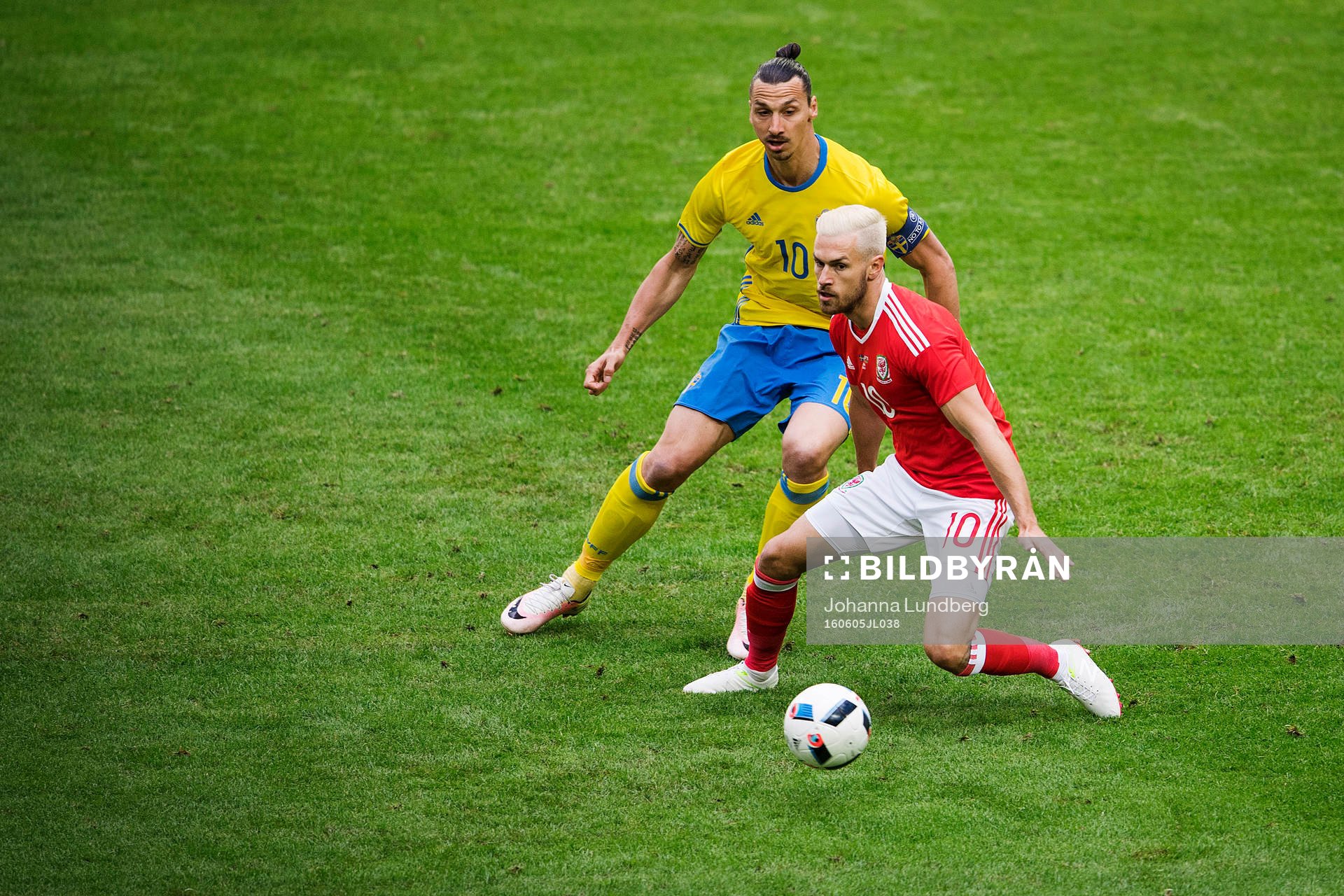 Sveriges Zlatan Ibrahimovic mot Wales Aaron Ramsey