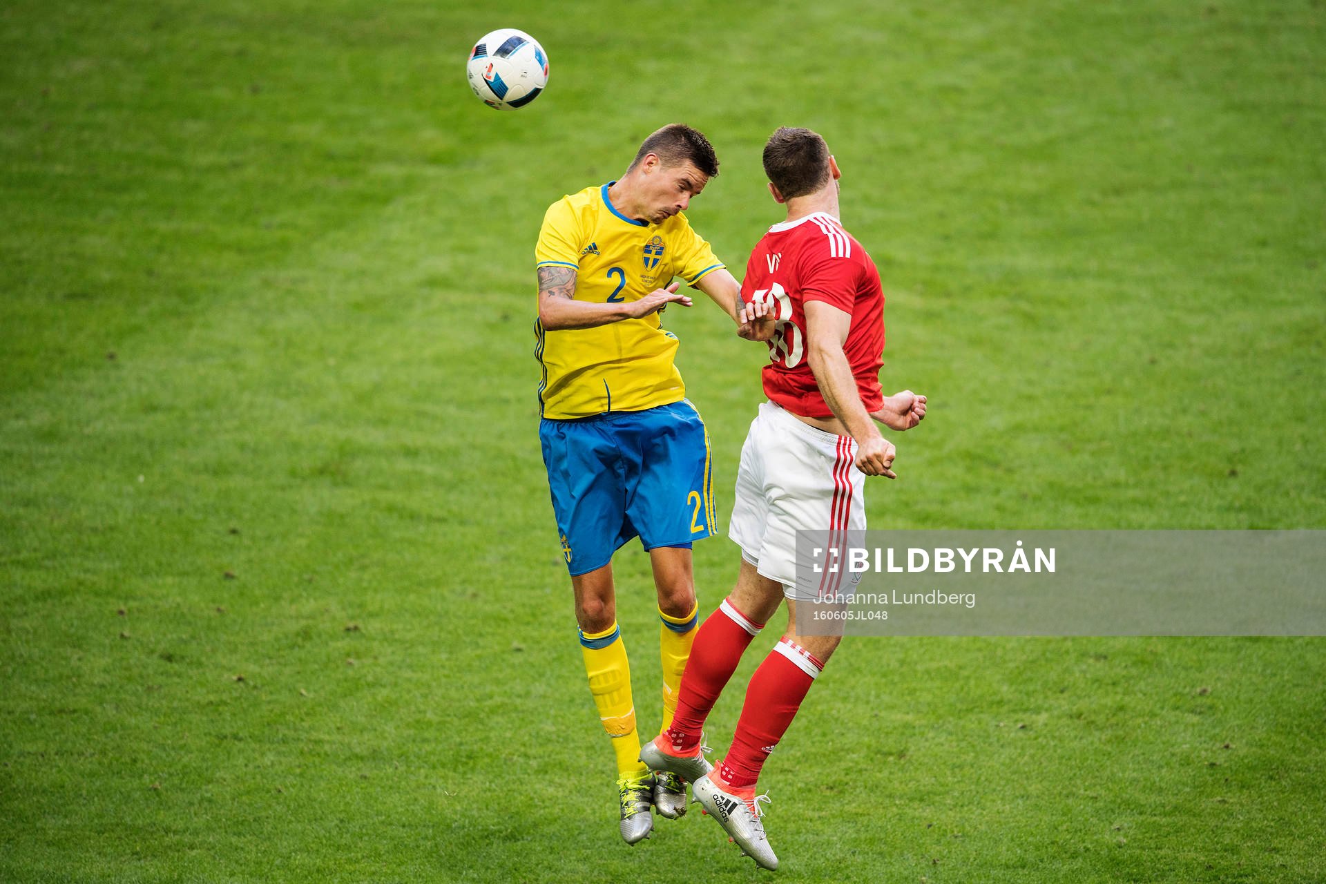 Sveriges Mikael Lustig och Wales Sam Vokes