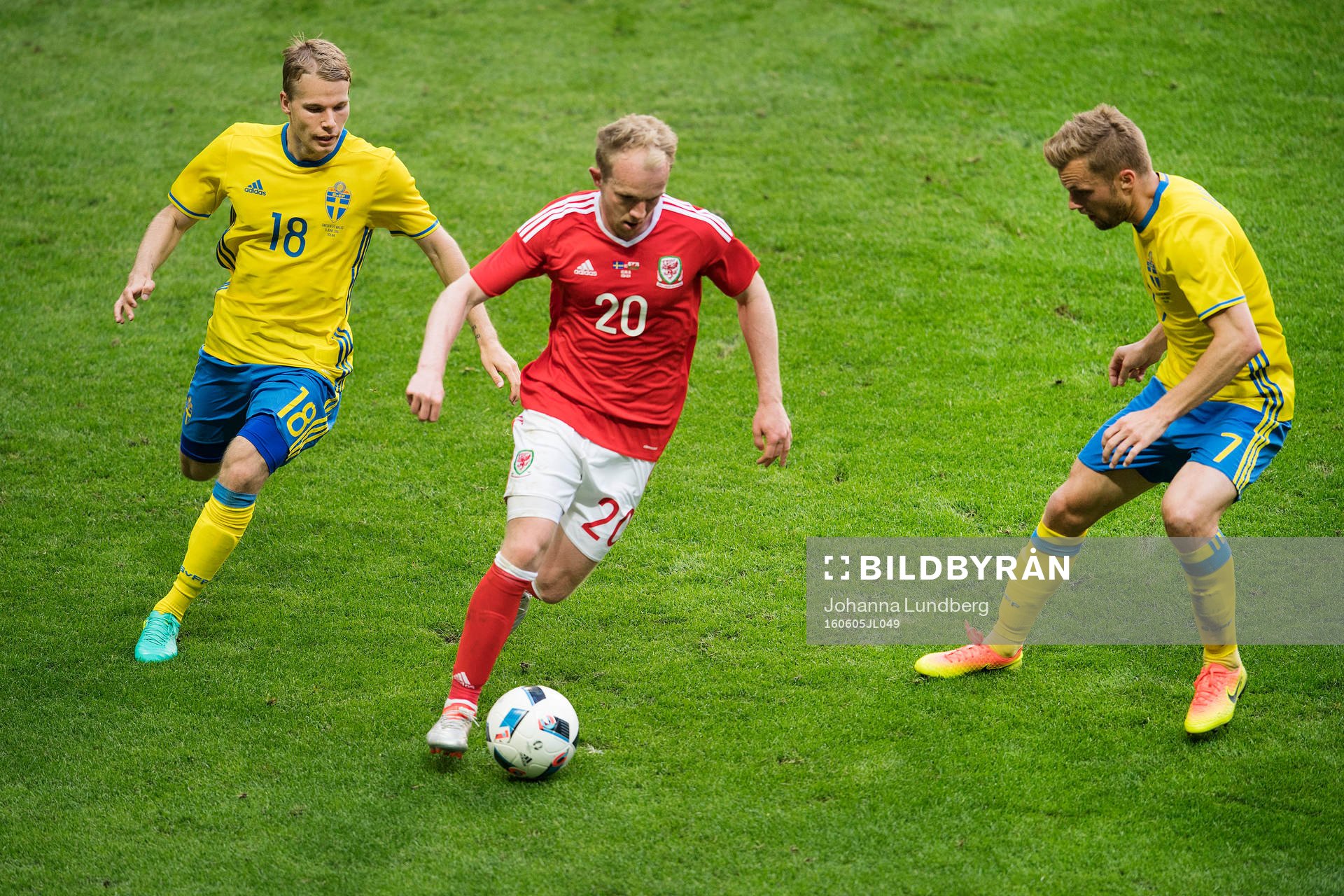 Sveriges Oscar Lewicki och Sebastian Larsson utmanar Wales Jonathan Williams under fotbollslandskampen mellan Sverige och Wales den 5 juni 2016 i Stockholm.