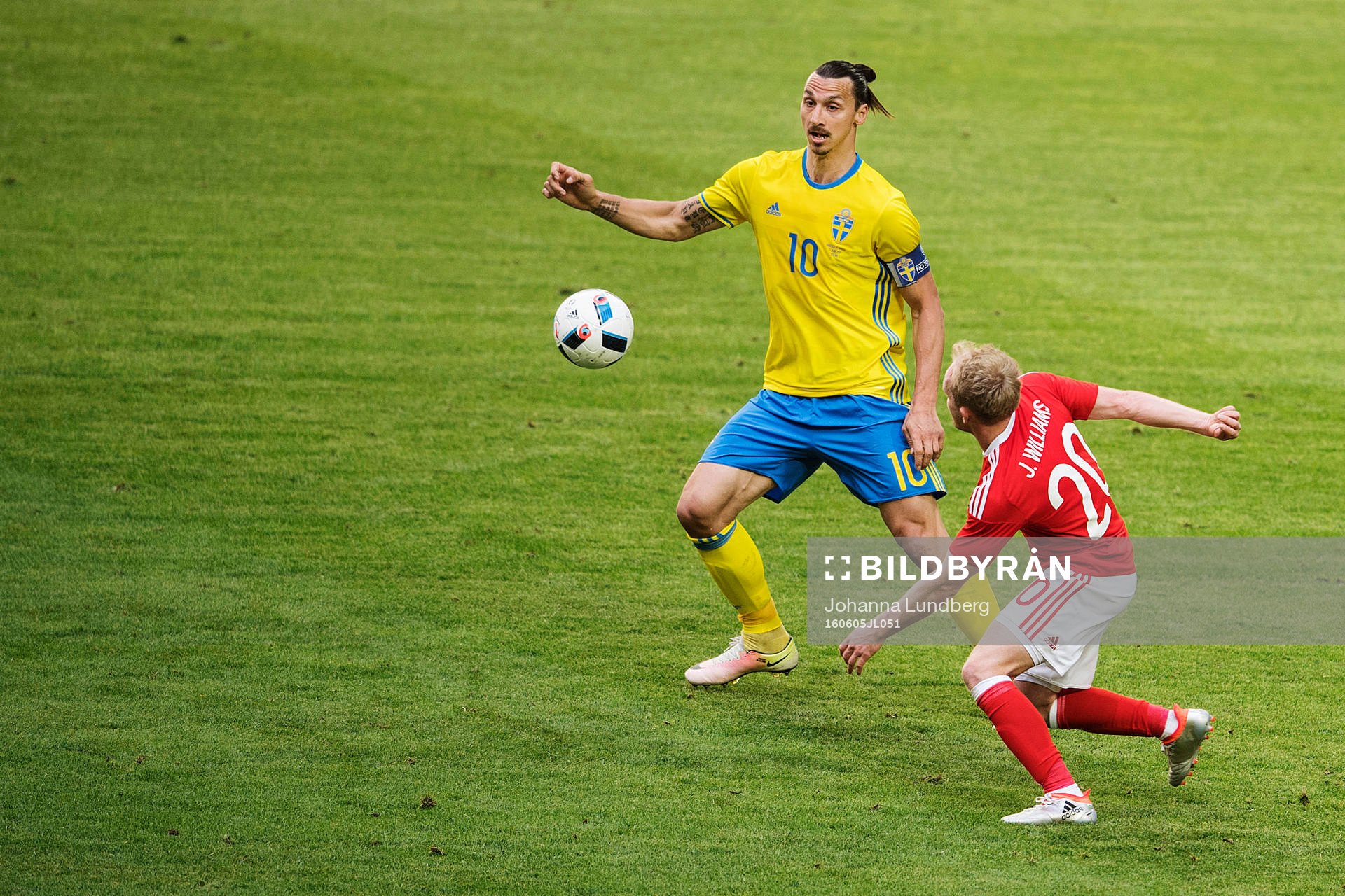 Sveriges Zlatan Ibrahimovic och Wales Jonathan Williams