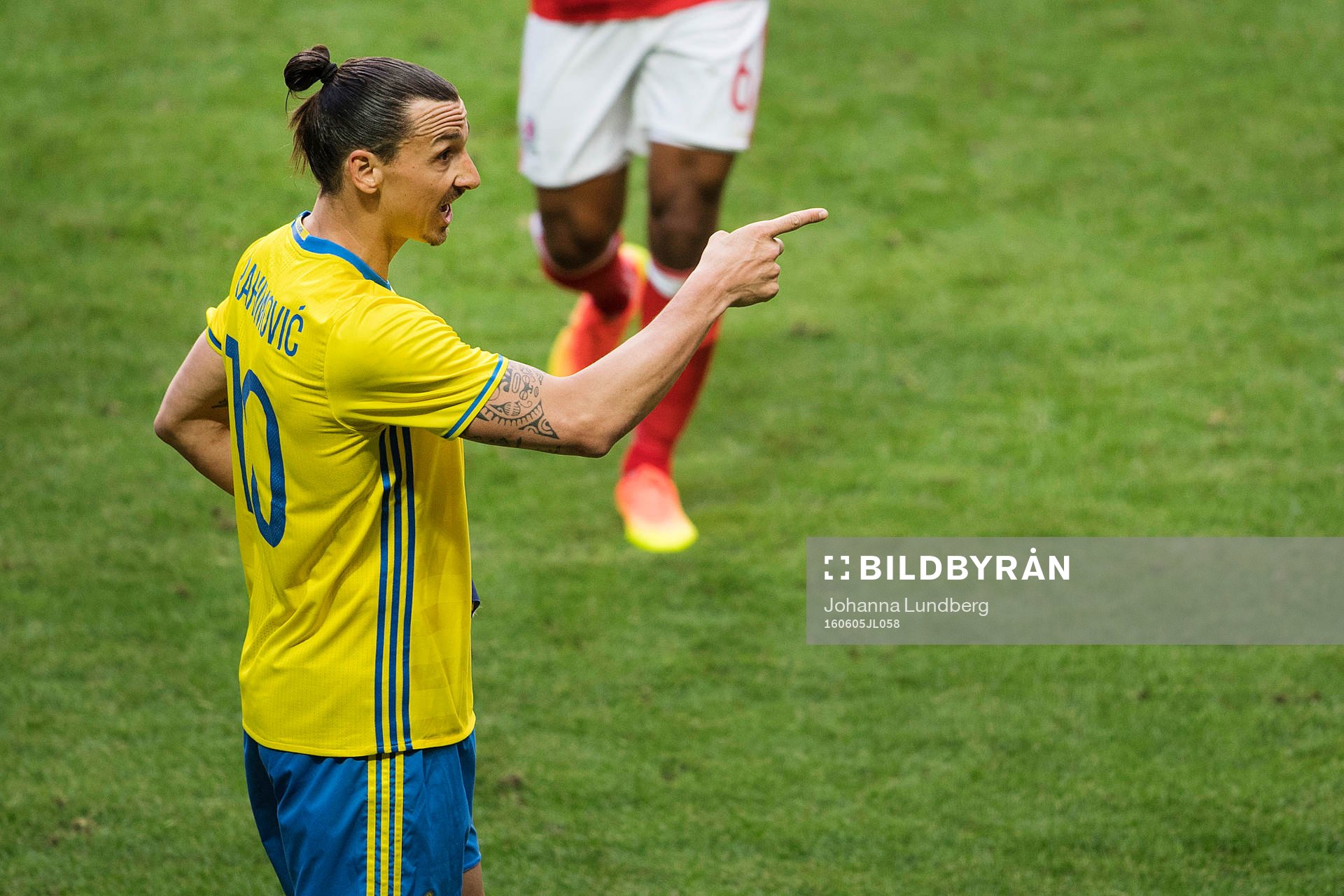 Sveriges Zlatan Ibrahimovic ropar mot domaren