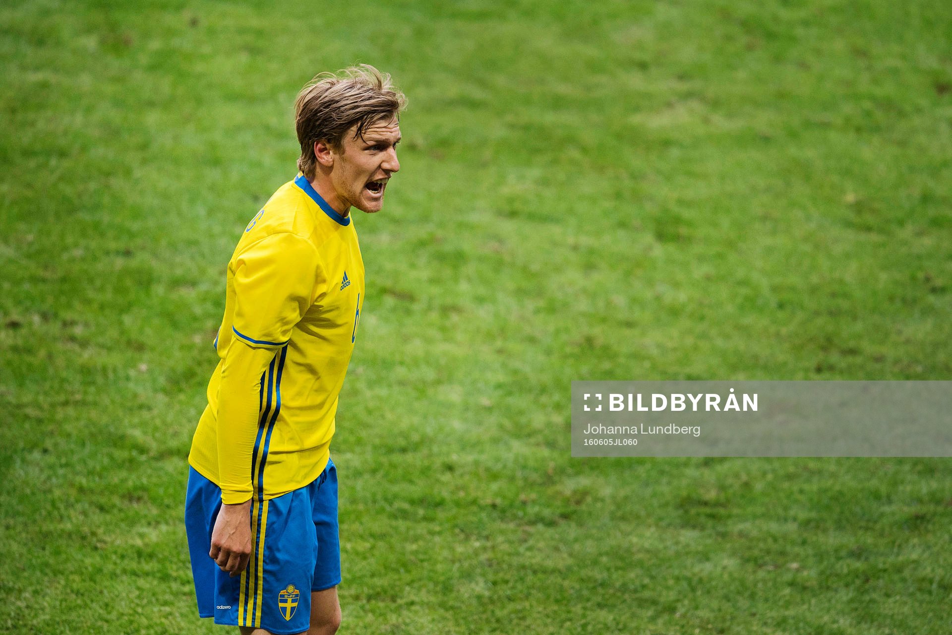 Sveriges Emil Forsberg reagerar mot domaren