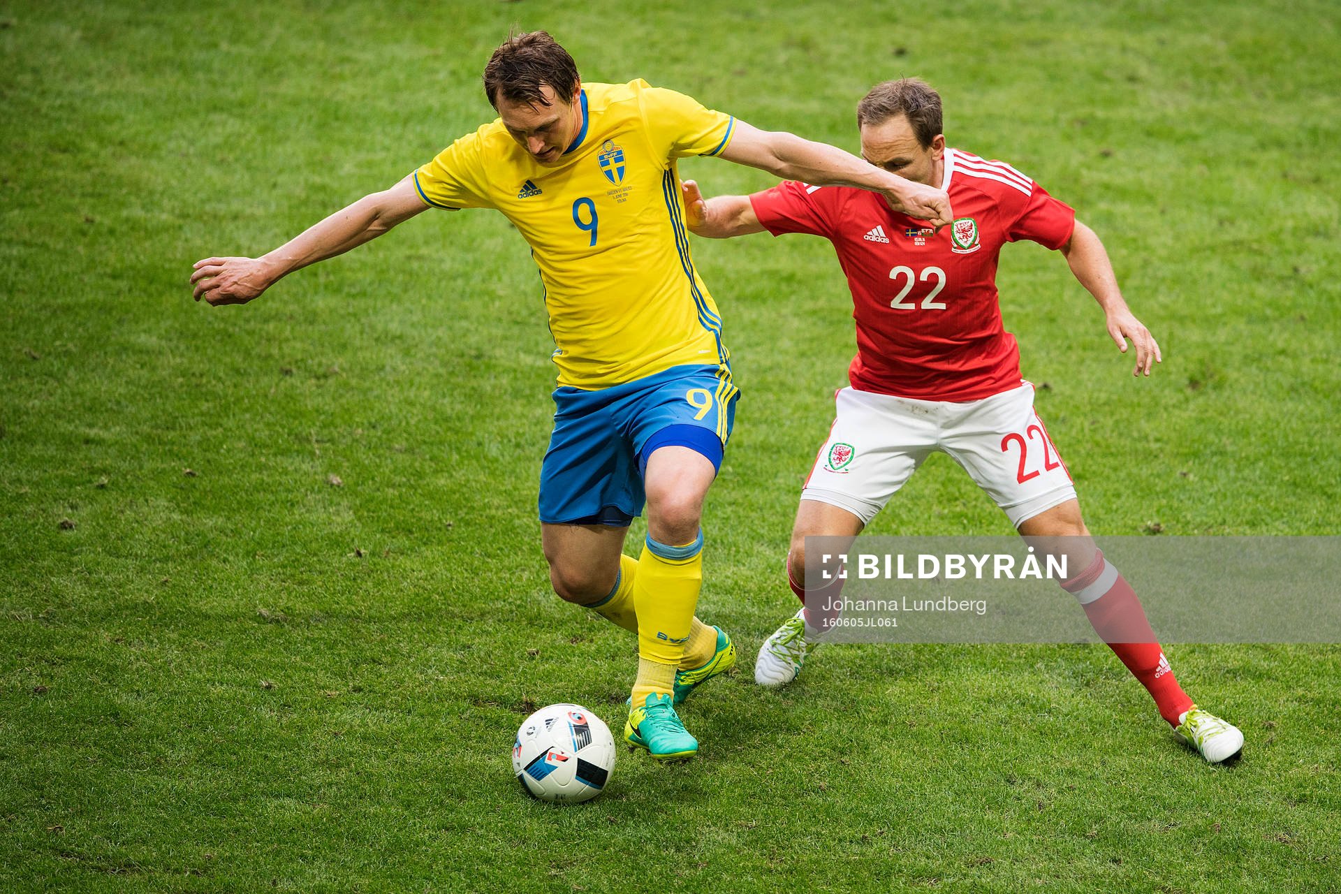 Sveriges Kim Källström och Wales David Vaughan