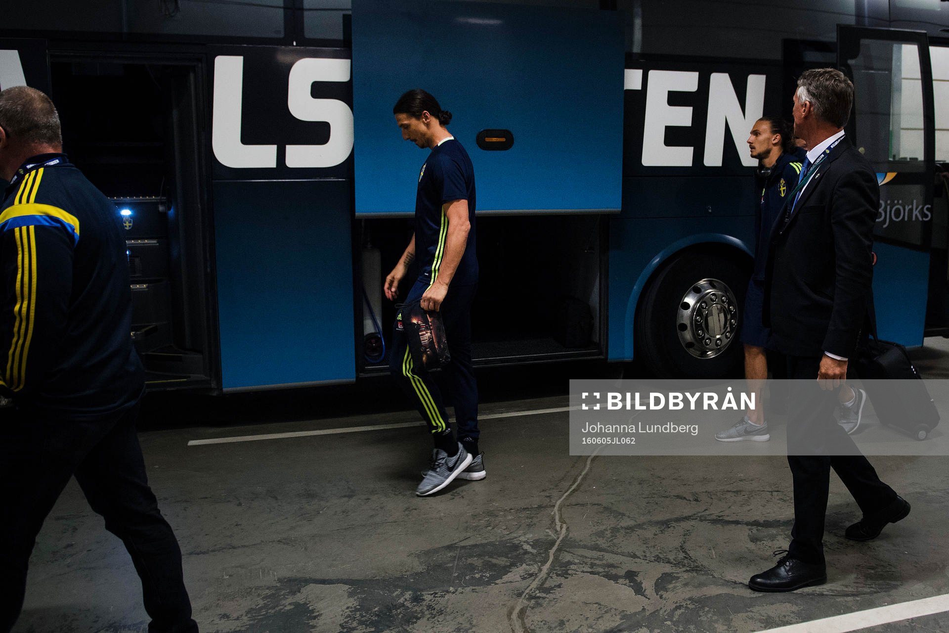 Sveriges Zlatan Ibrahimovic lämnar arenan