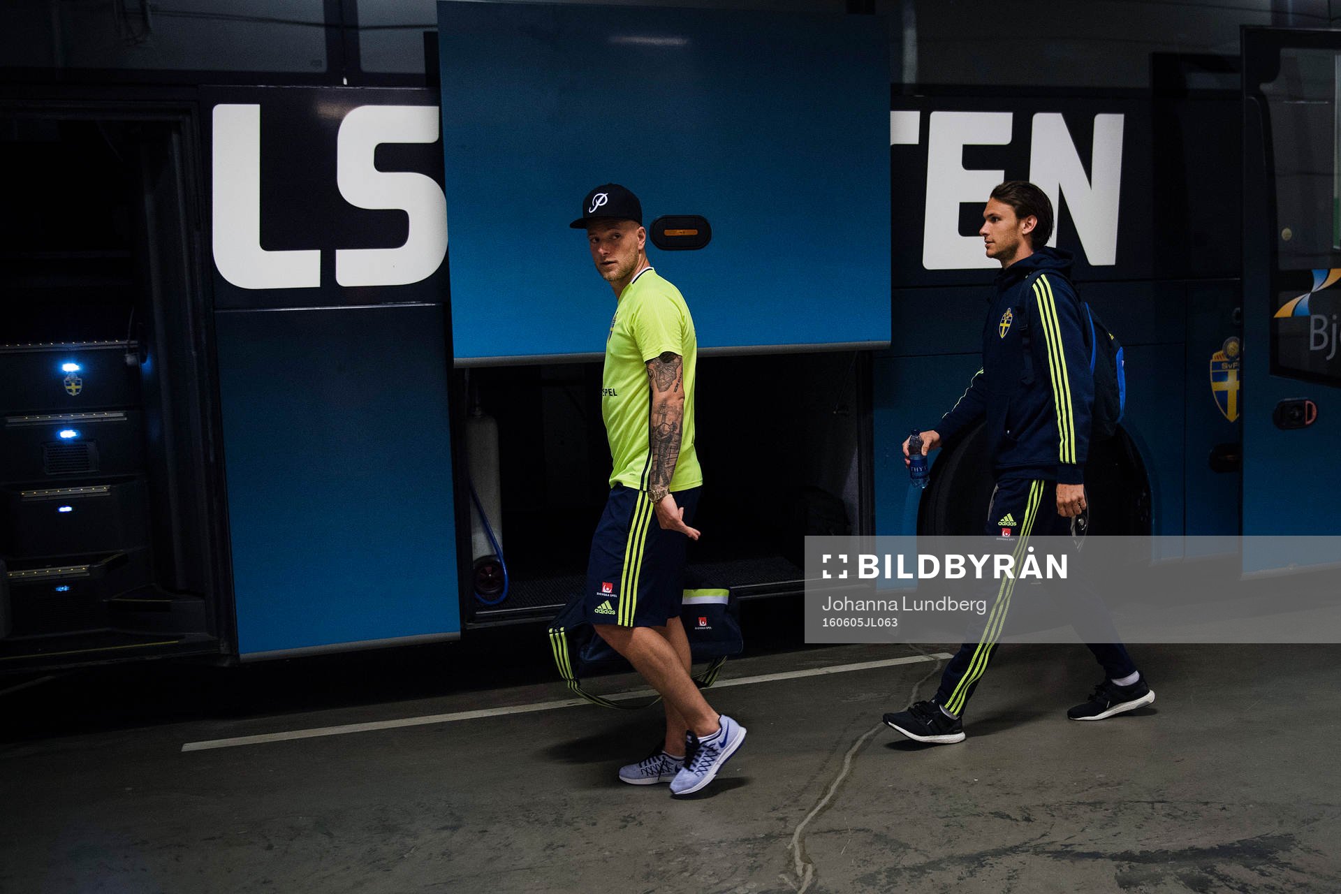 Sveriges John Guidetti och Albin Ekdal  lämnar arenan