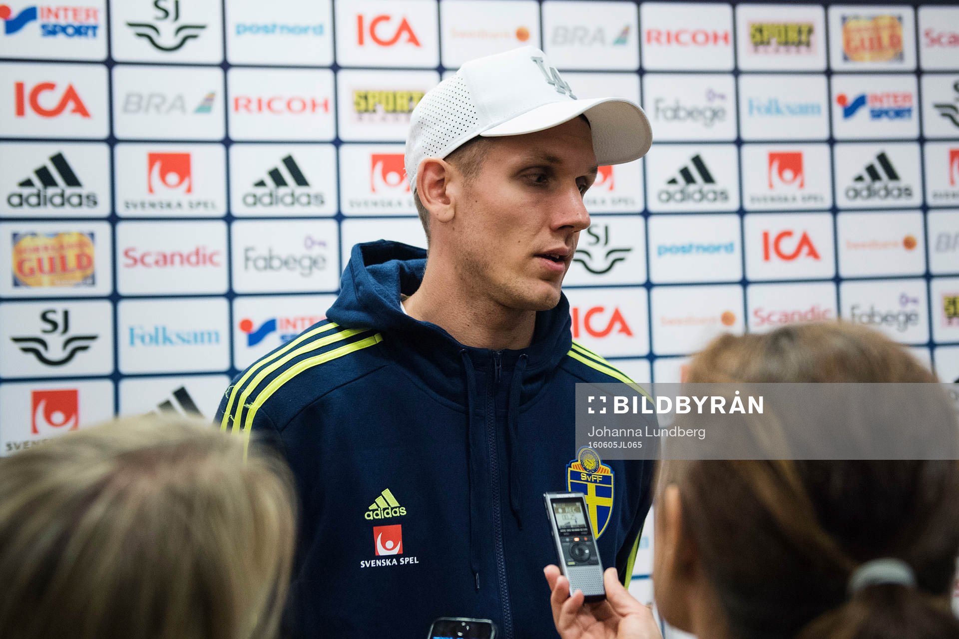 Sveriges målvakt Robin Olsen  mixade zonen