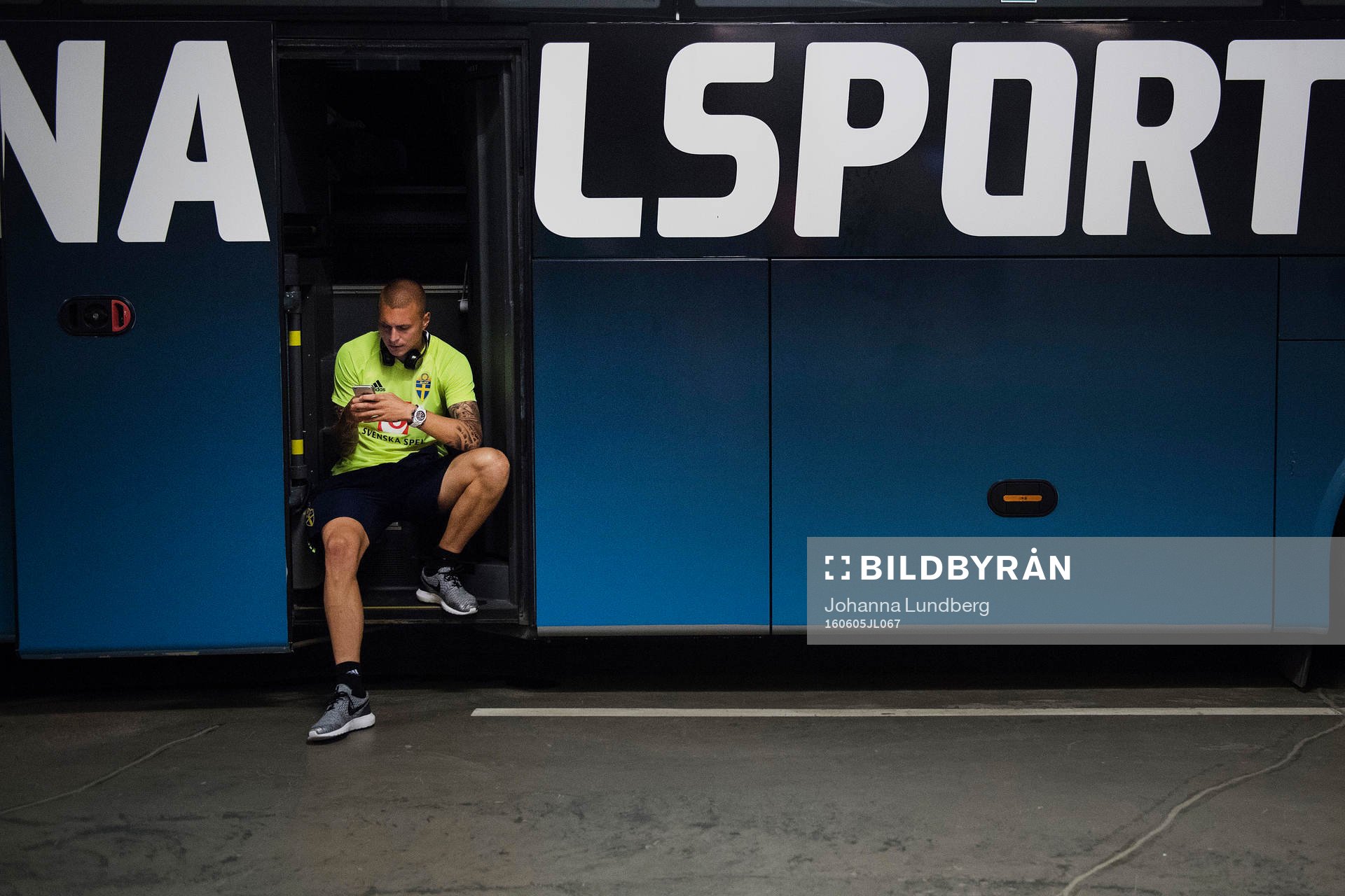 Sveriges Victor Nilsson Lindelöf väntar på bussen