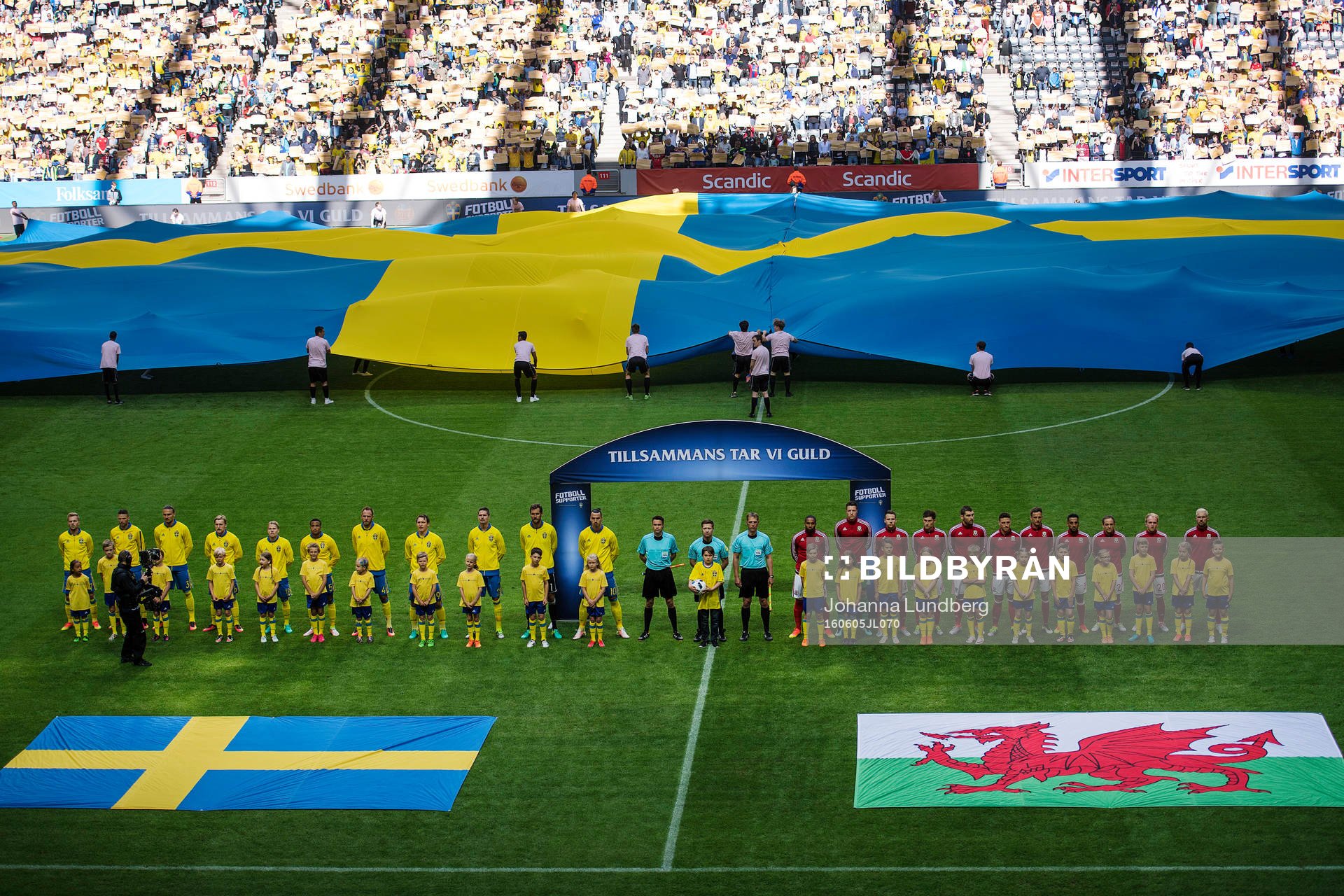 Sverige och Wales spelare står uppställda för