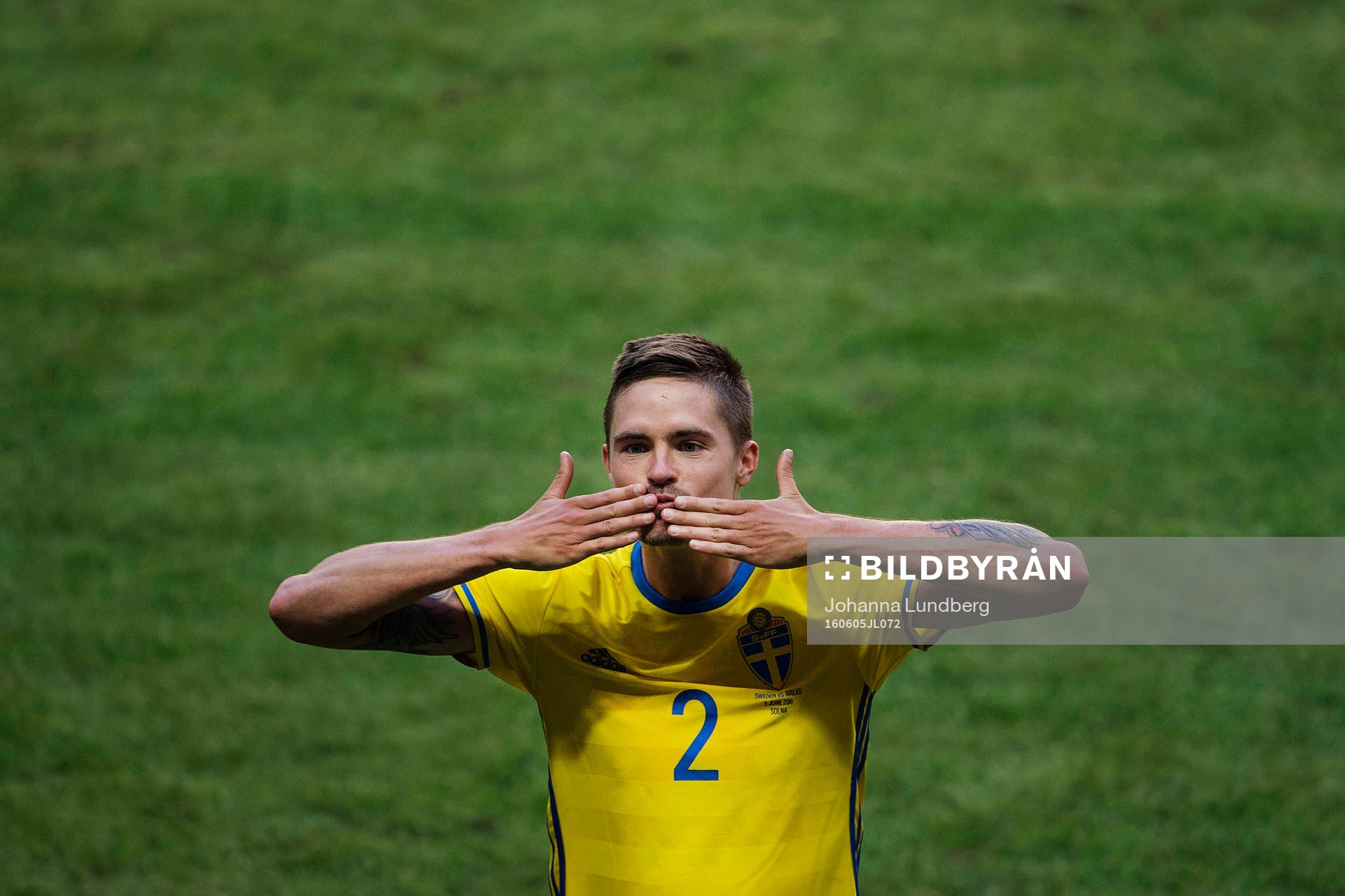 Sveriges Mikael Lustig jublar