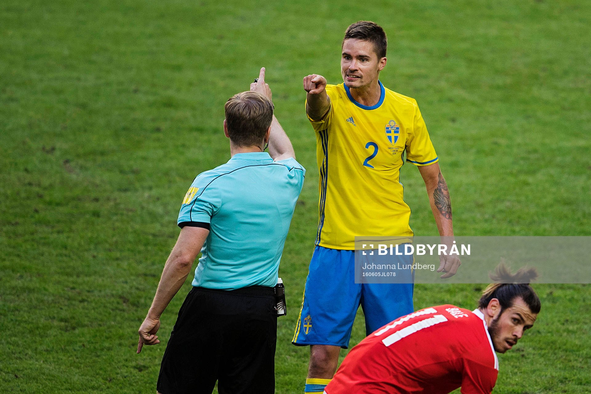 Sveriges Mikael Lustig reagerar mot domare Tobias Weiz