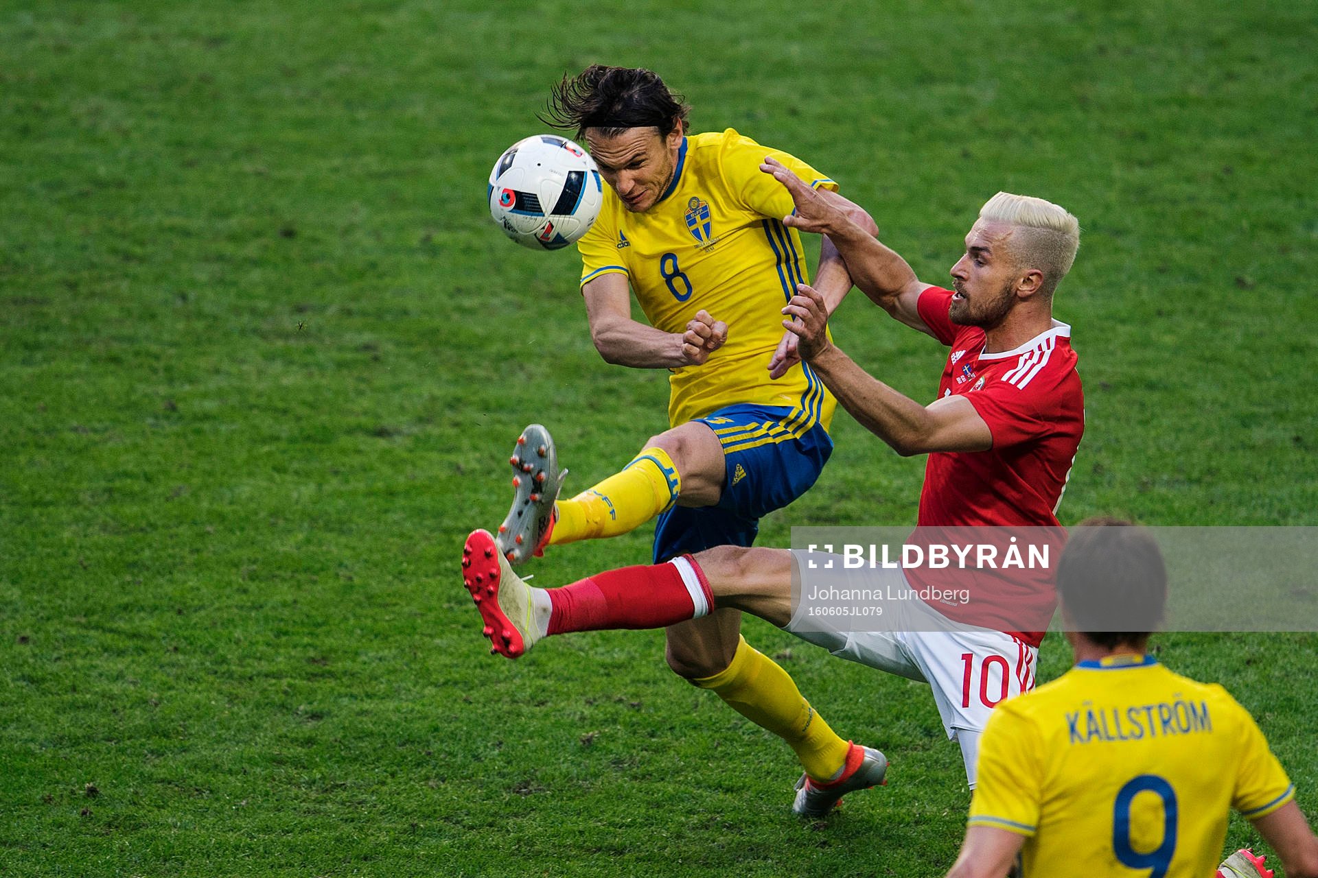 Sveriges Albin Ekdal och Wales Aaron Ramsey
