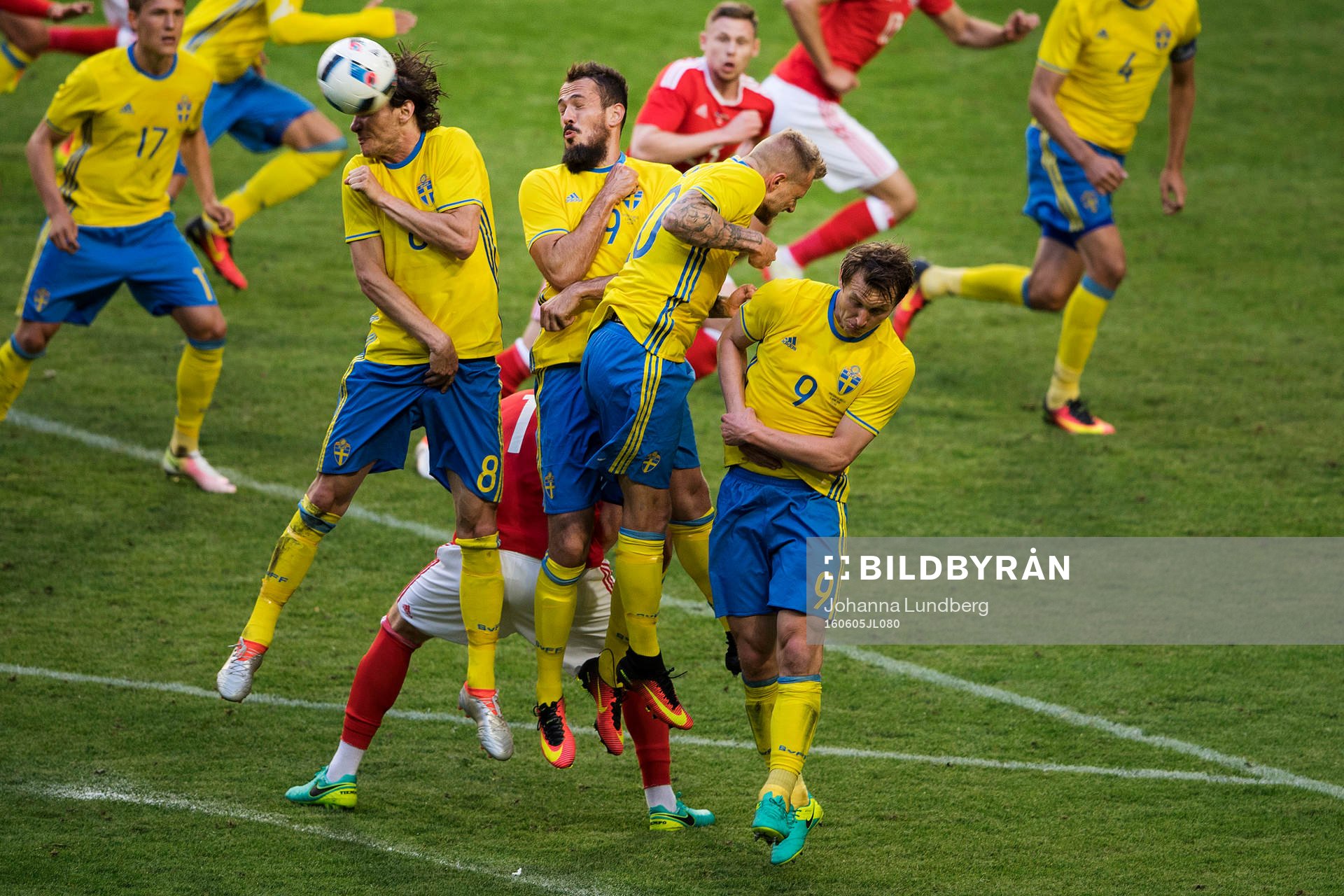 Sveriges Albin Ekdal, Emir Kujovic, John Guidetti och Kim Källström står i en mur under fotbollslandskampen mellan Sverige och Wales den 5 juni 2016 i Stockholm.