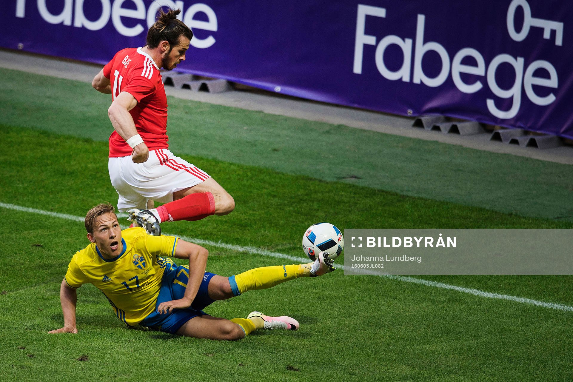 Sveriges Ludwig Augustinsson med en brytning på Wales