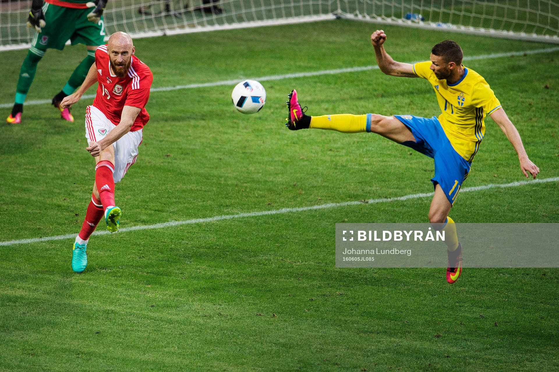 Wales James Collins och Sveriges Marcus Berg