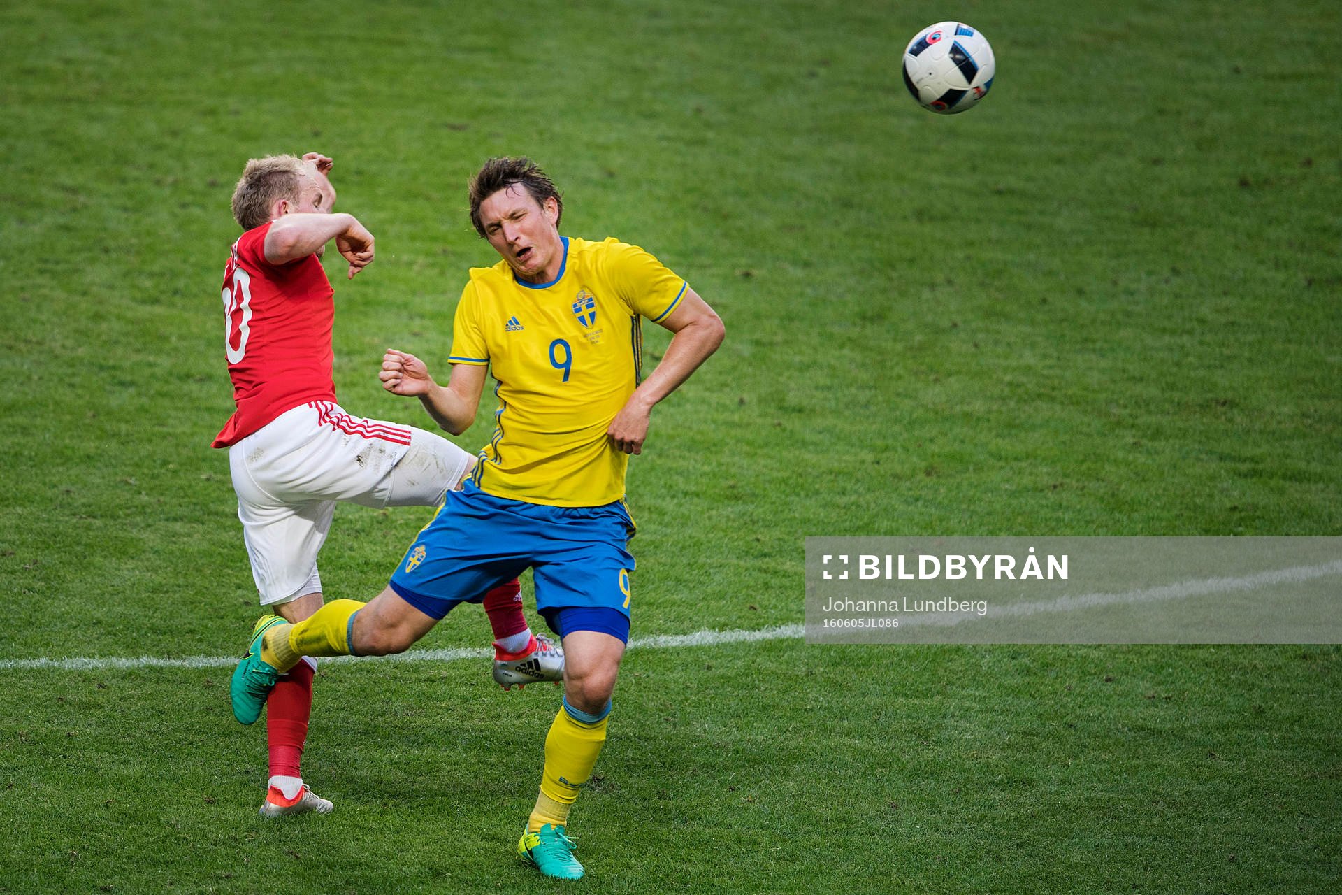 Sveriges Kim Källström i en duell mot Wales Jonathan