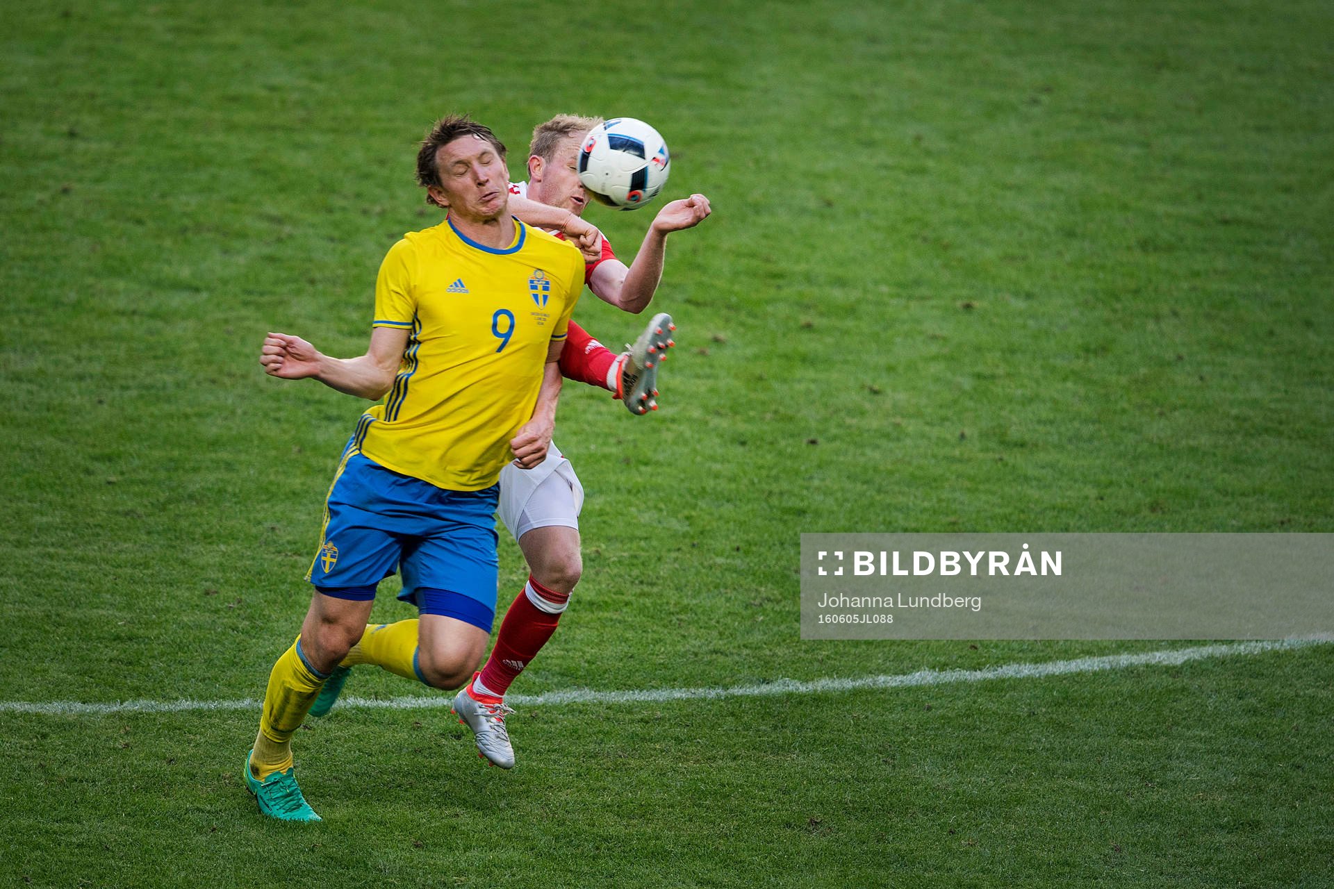 Sveriges Kim Källström i en duell mot Wales Jonathan