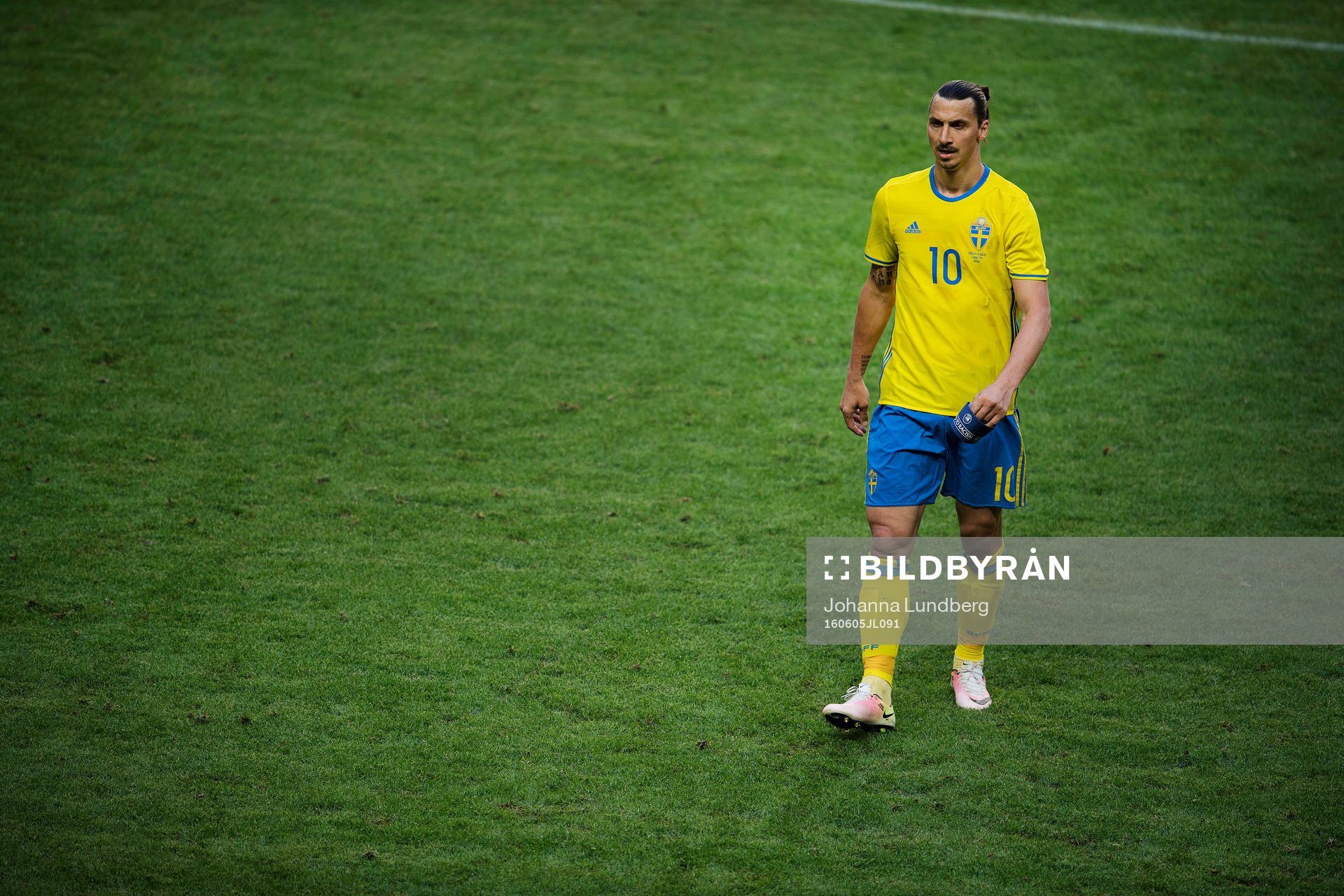Sveriges Zlatan Ibrahimovic byts ut