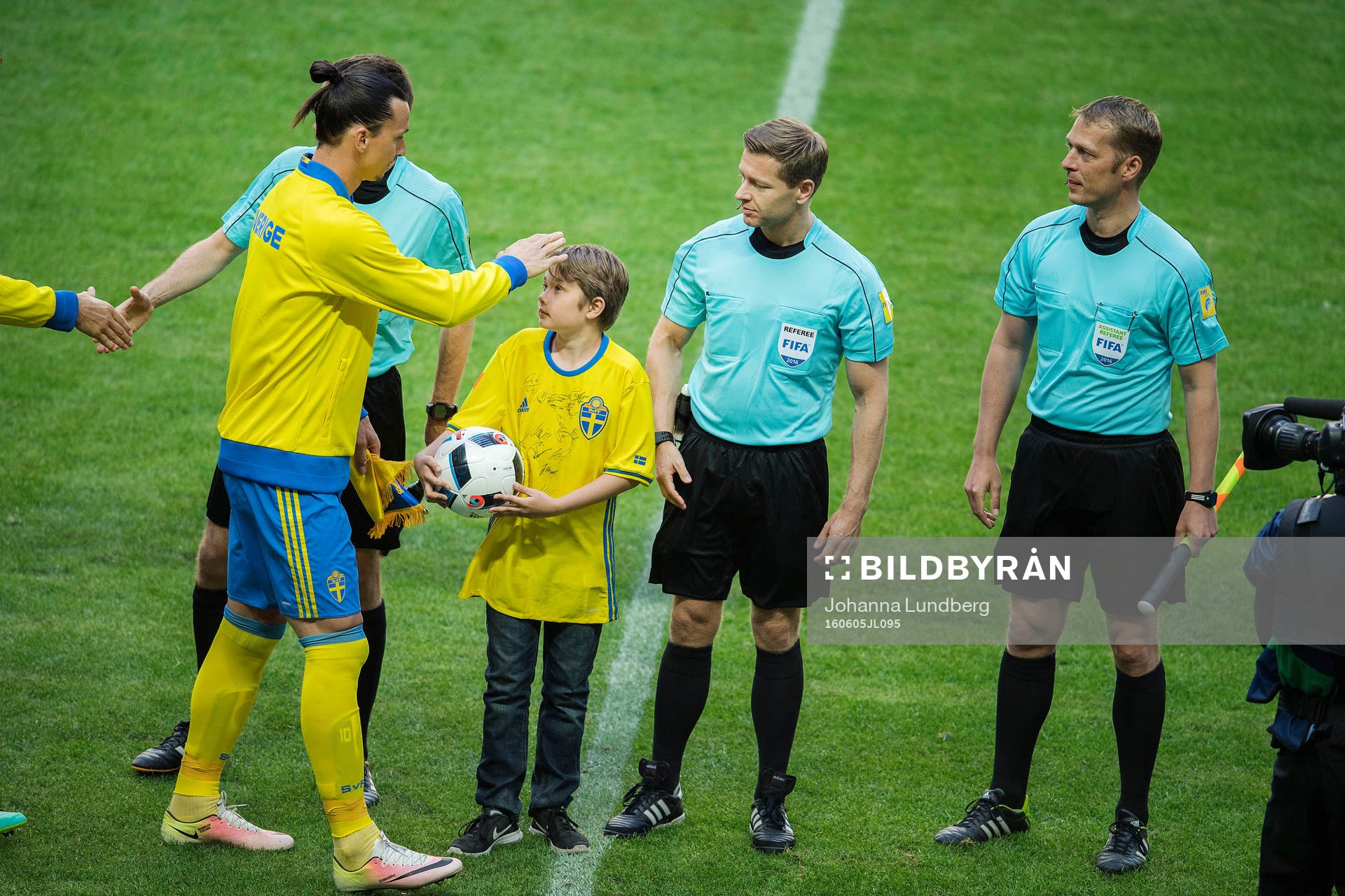 Sveriges Zlatan Ibrahimovic hälsar på Markus Rooth från