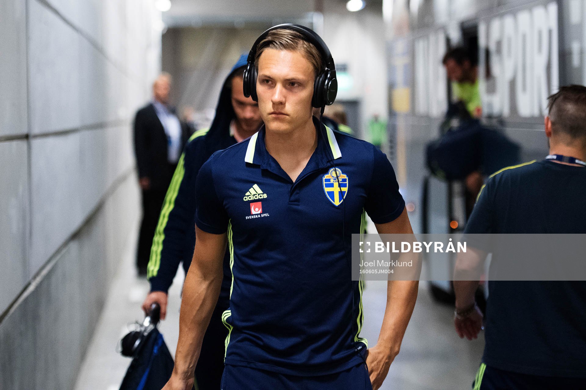 Sveriges Ludwig Augustinsson anländer med laget till arenan