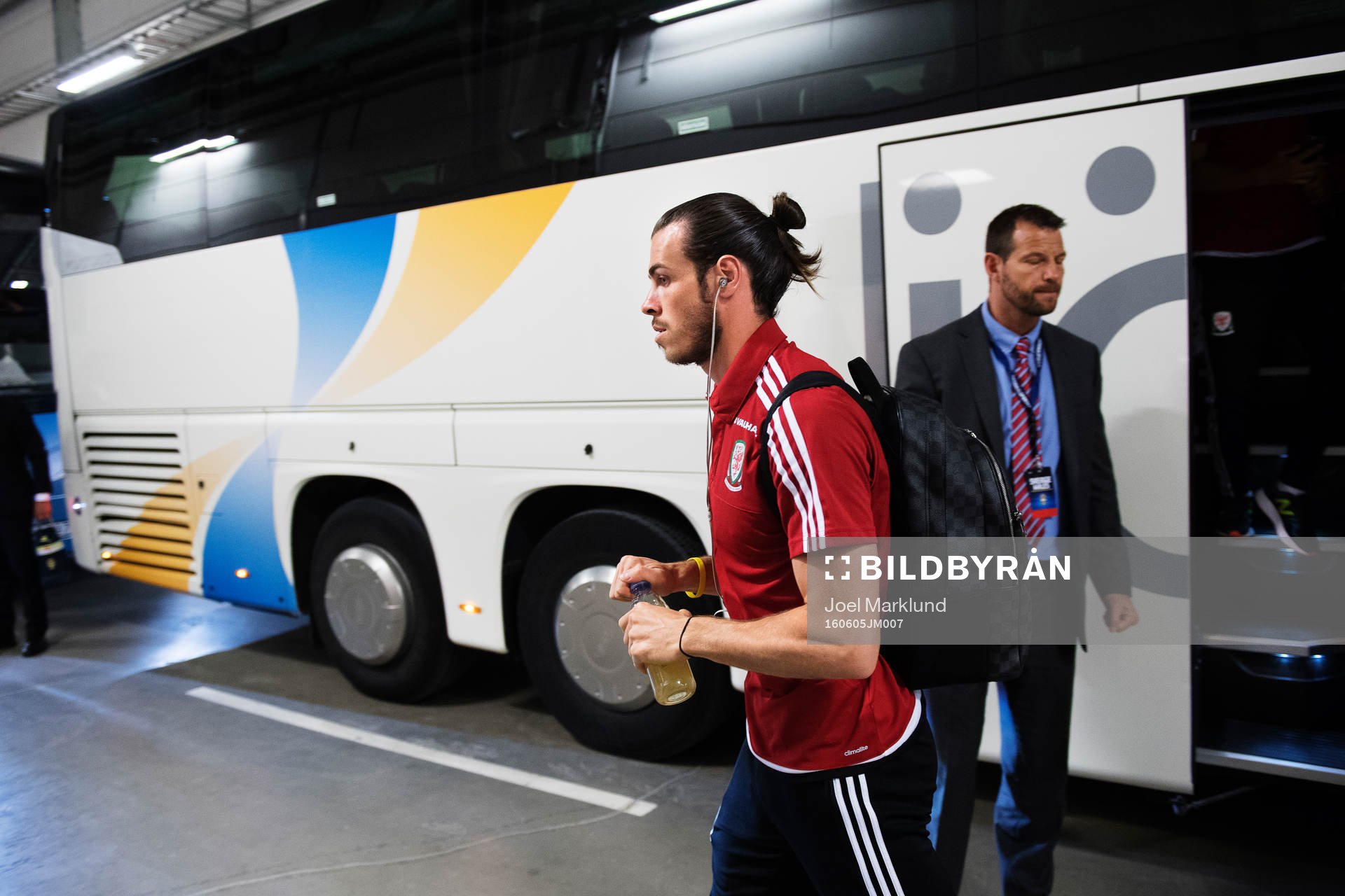 Wales Gareth Bale anländer med laget till arenan