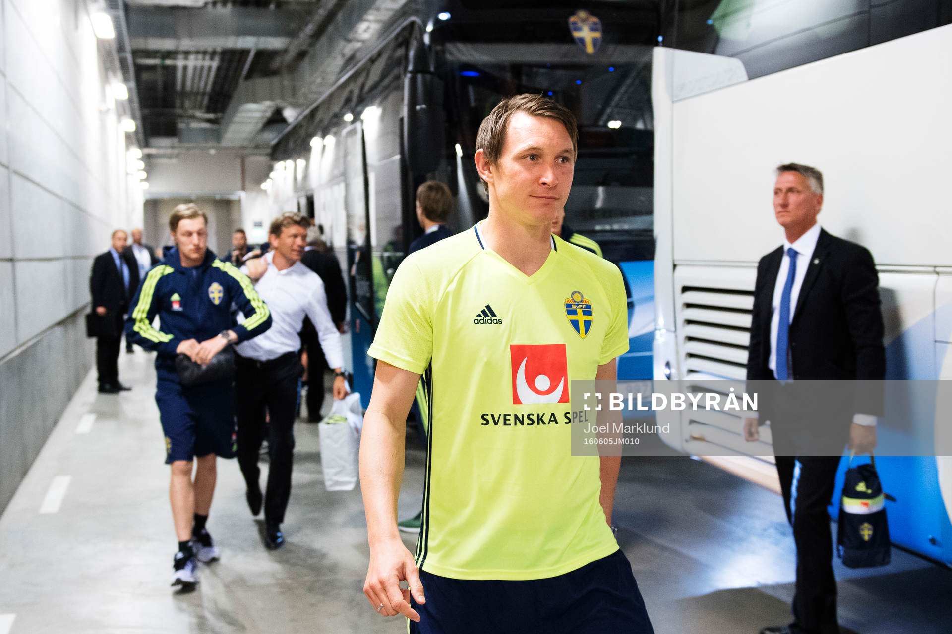 Sveriges Kim Källström anländer med laget till arenan