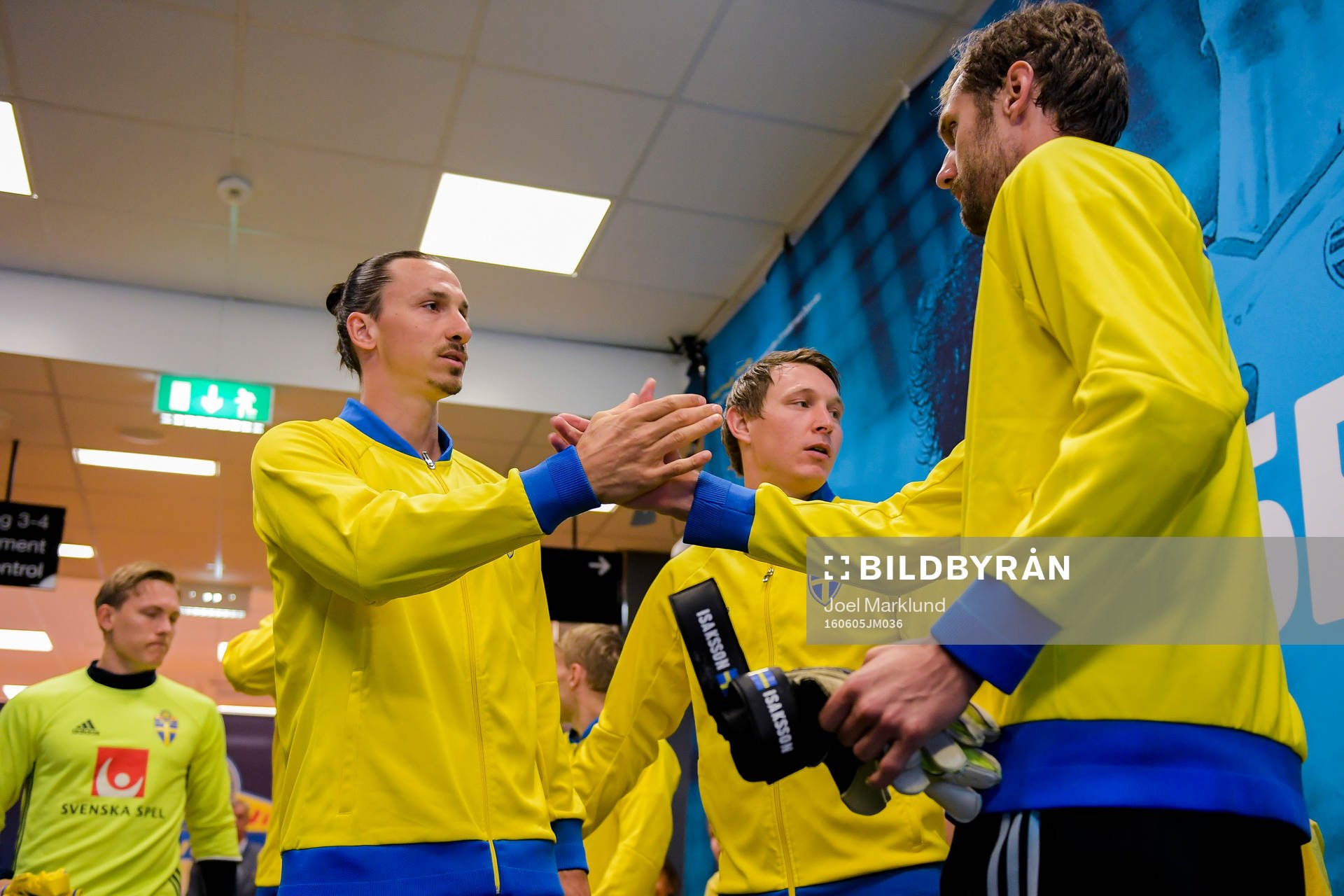 Sveriges Zlatan Ibrahimovic och målvakt Andreas Isaksson i