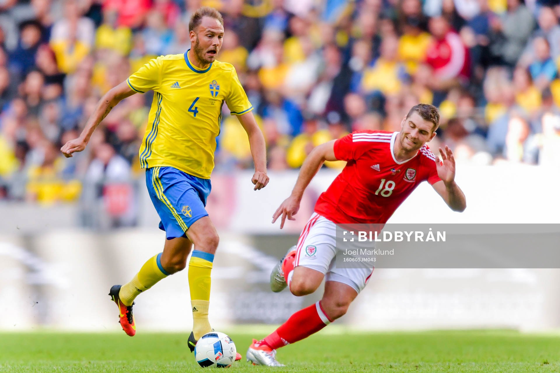 Sveriges Andreas Granqvist och Wales Sam Vokes under fotbollslandskampen mellan Sverige och Wales den 5 juni 2016 i Stockholm.