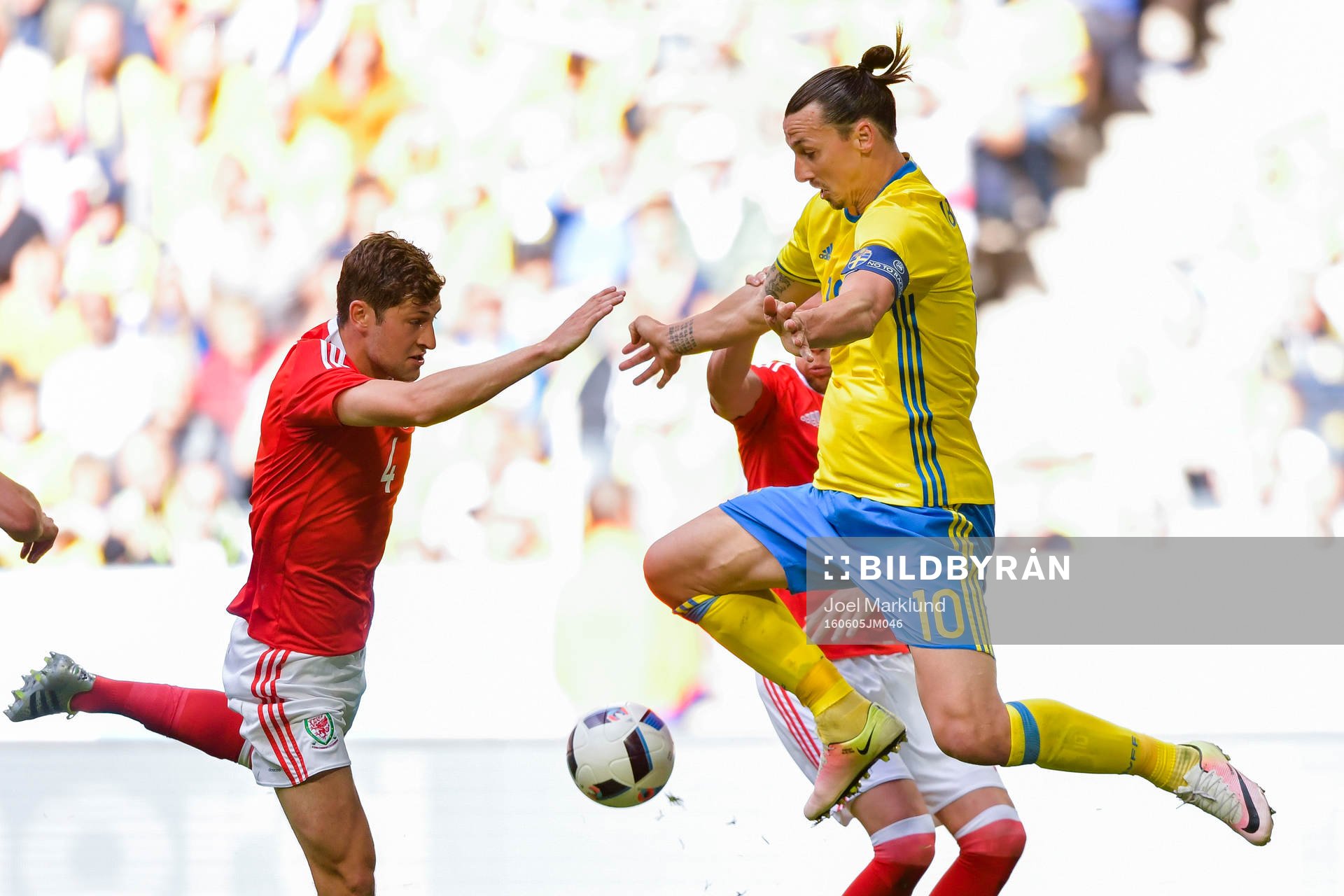 Wales Ben Davies och Sveriges Zlatan Ibrahimovic