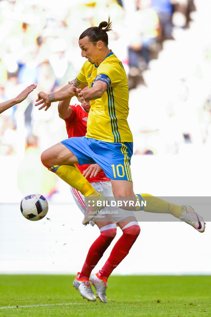 Wales Ben Davies och Sveriges Zlatan Ibrahimovic