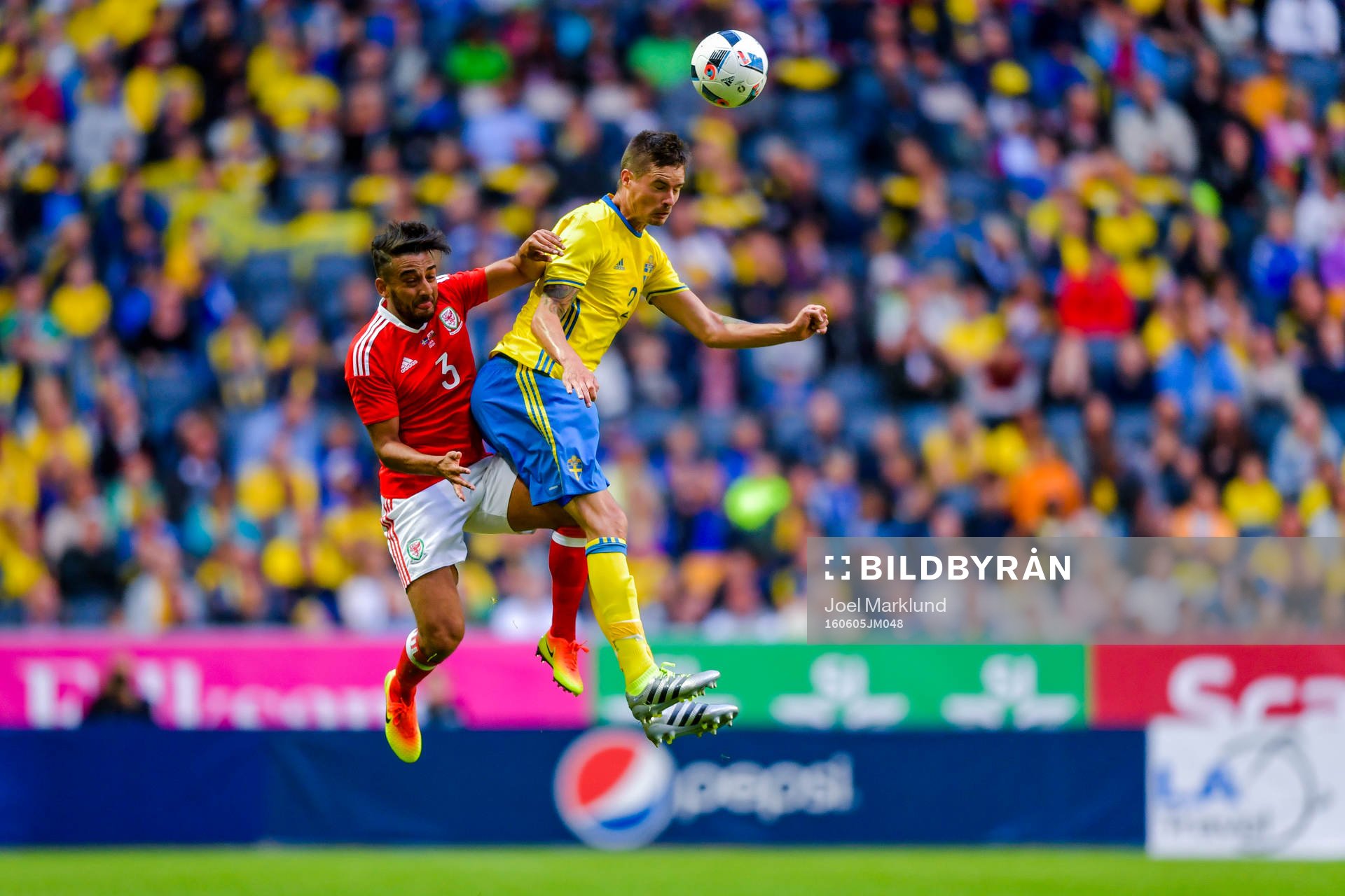 Wales Neil Taylor och Sveriges Mikael Lustig i en nickduell under fotbollslandskampen mellan Sverige och Wales den 5 juni 2016 i Stockholm.