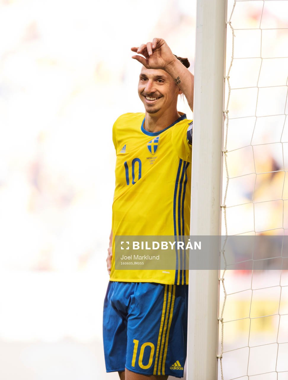 Sveriges Zlatan Ibrahimovic står vid en stolpe och ler under fotbollslandskampen mellan Sverige och Wales den 5 juni 2016 i Stockholm.