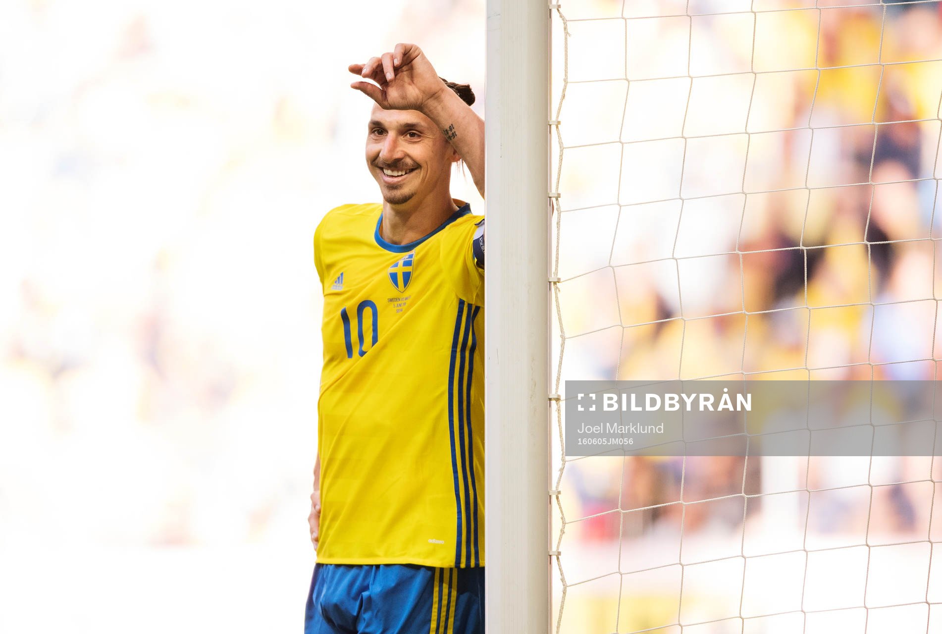 Sveriges Zlatan Ibrahimovic står vid en stolpe och ler