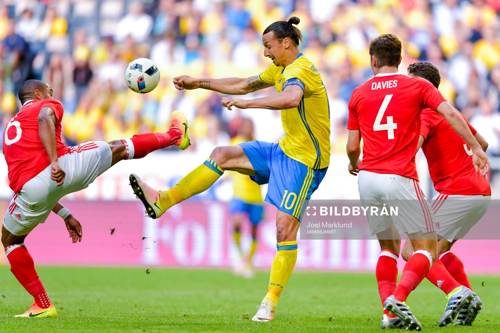 Wales Ashley Williams och Sveriges Zlatan Ibrahimovic