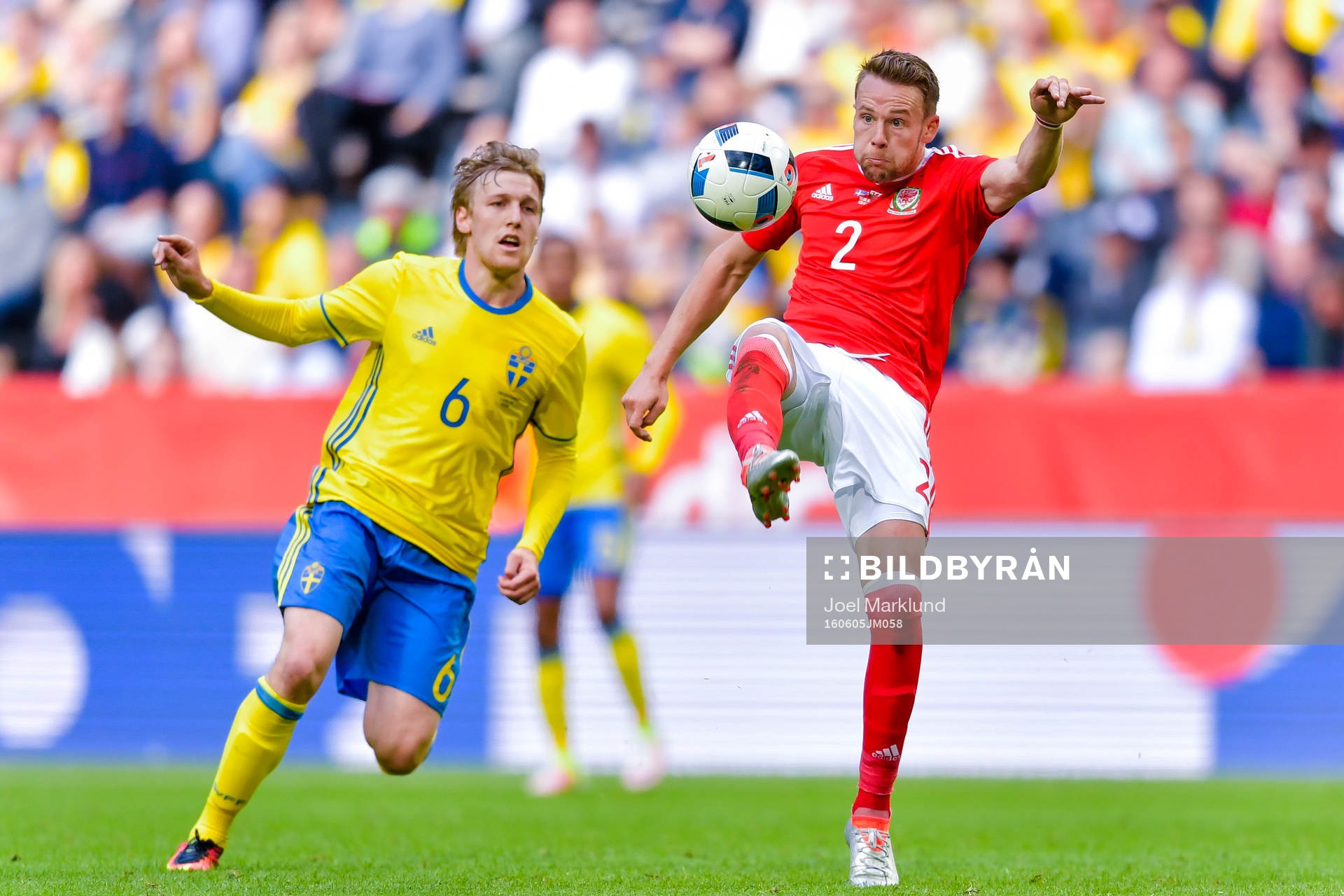 Sveriges Emil Forsberg och Wales Chris Gunter