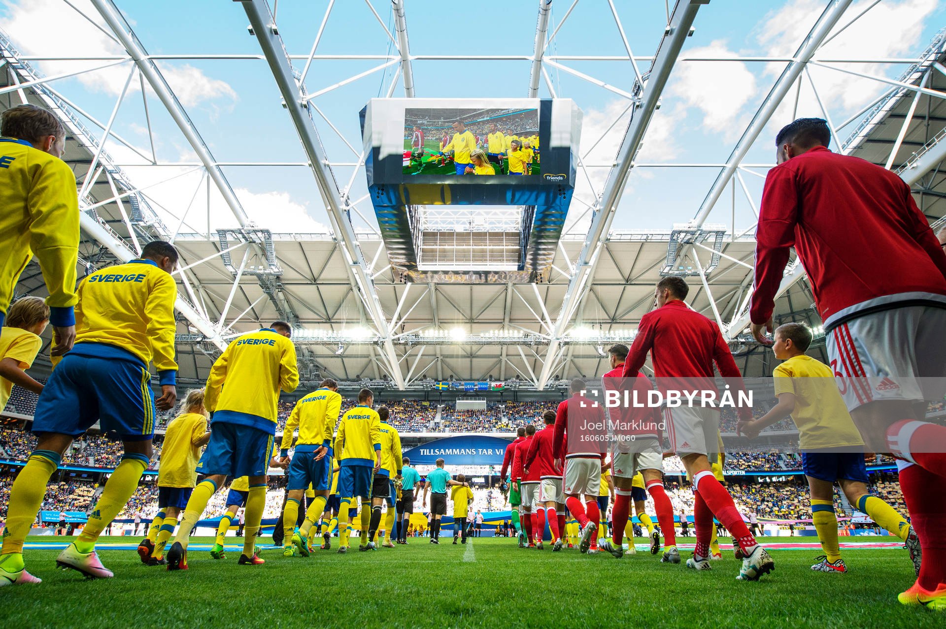 Lagen gör entré till fotbollslandskampen mellan Sverige