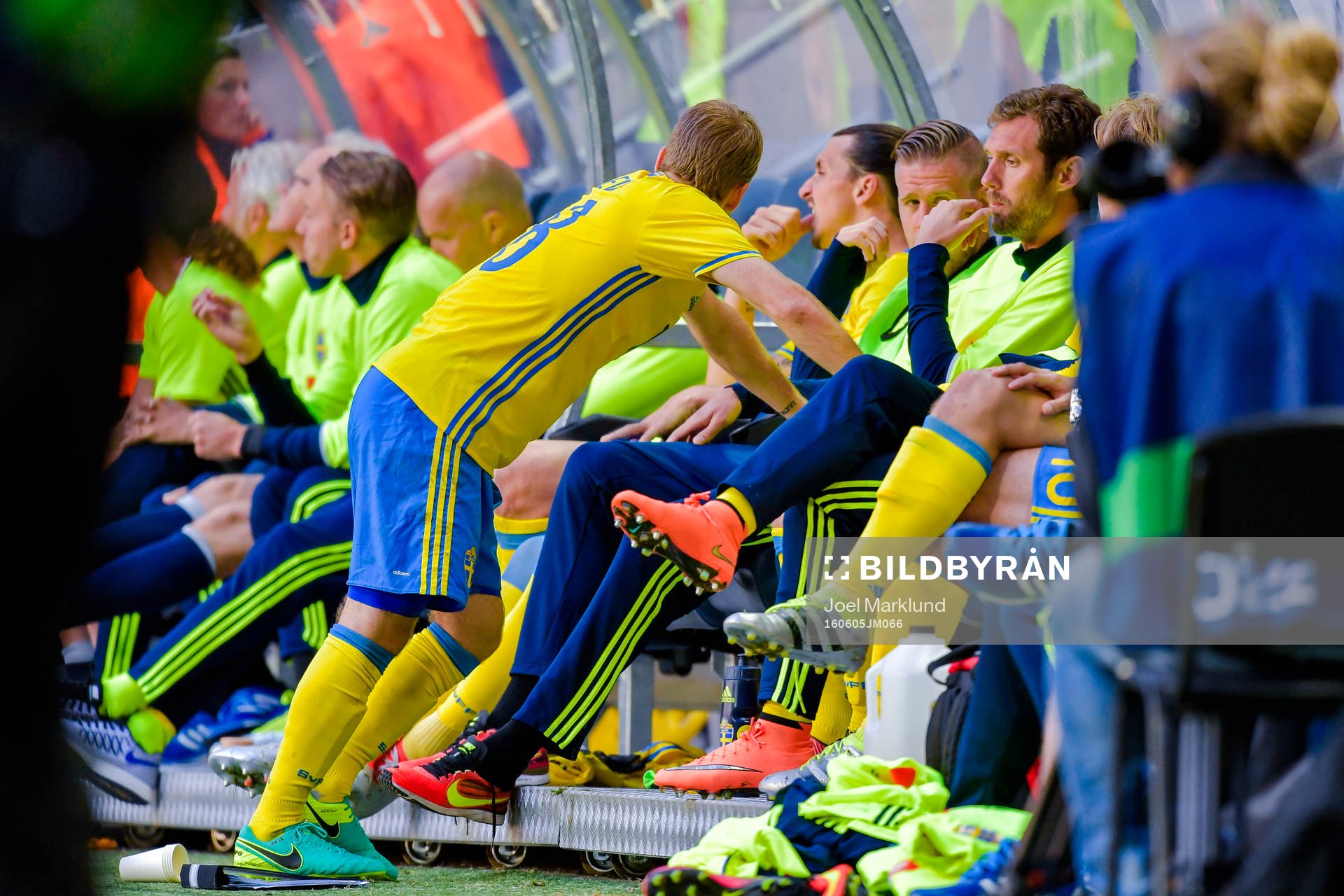 Sveriges målvakt Andreas Isaksson deppar på bänken