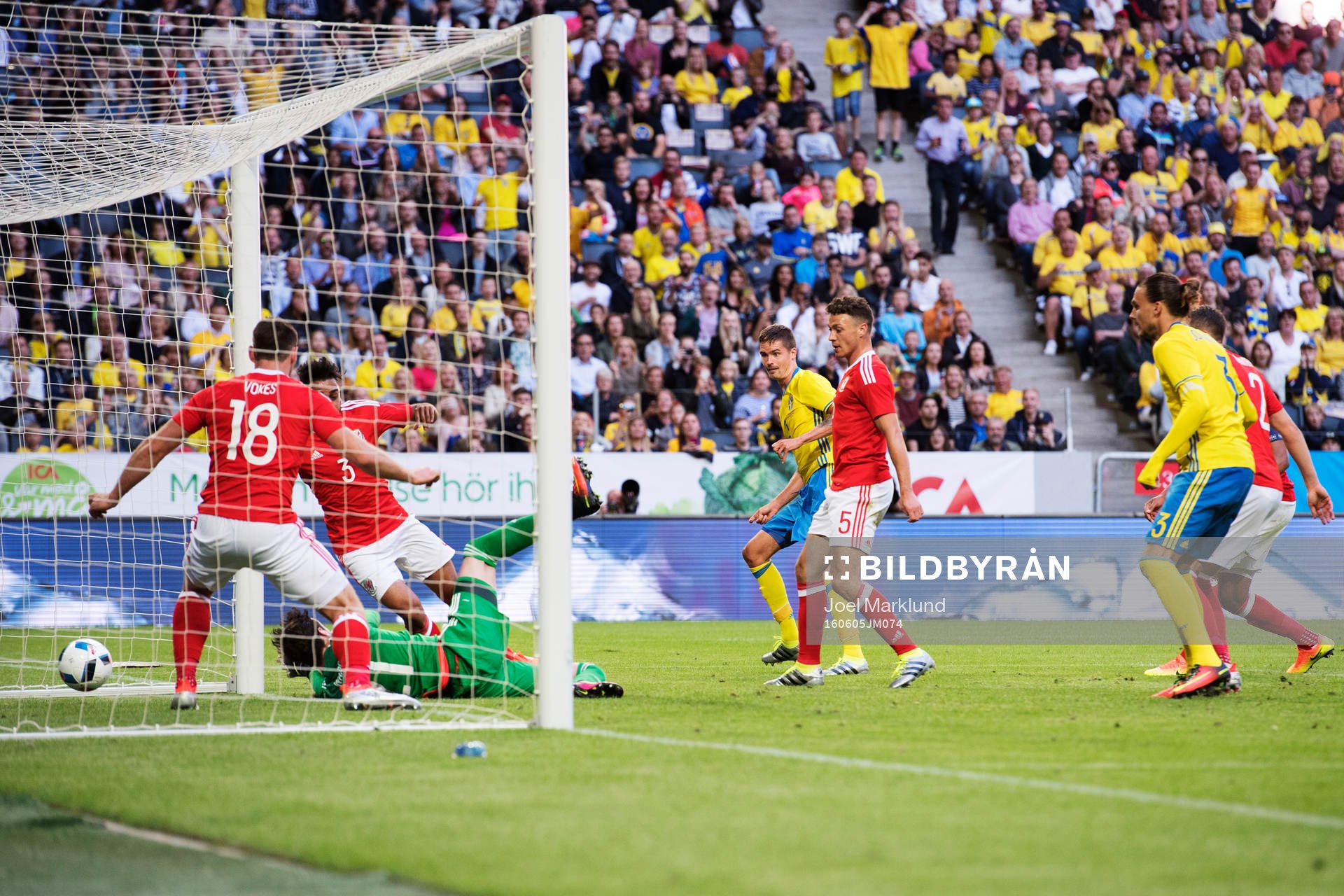 Sveriges Mikael Lustig skjuter in 2-0 bakom Wales  målvakt