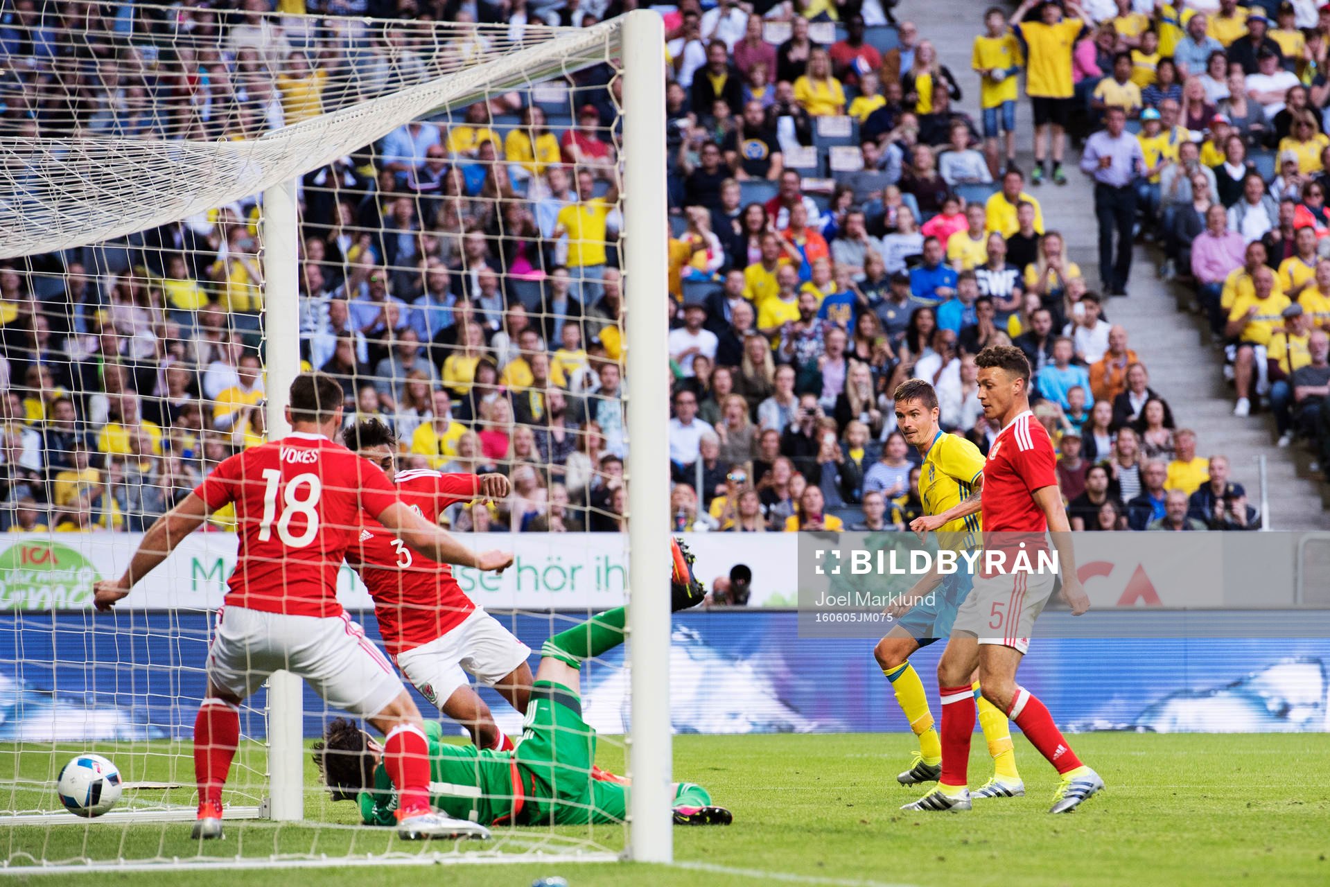 Sveriges Mikael Lustig skjuter in 2-0 bakom Wales  målvakt