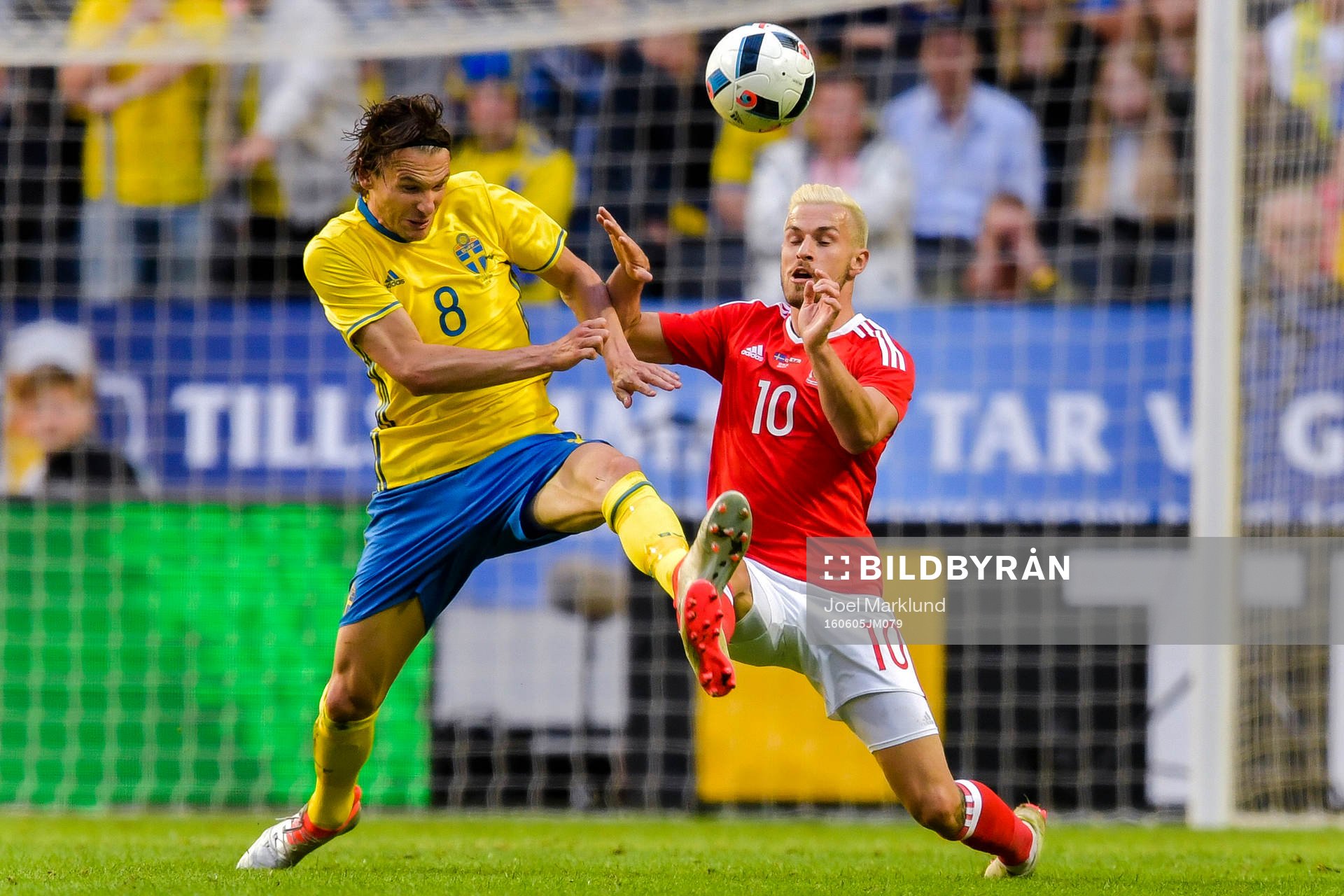 Sveriges Albin Ekdal och Wales Aaron Ramsey