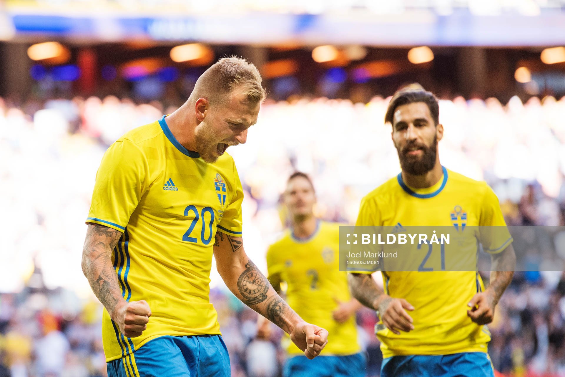Sveriges John Guidetti och Jimmy Durmaz jublar