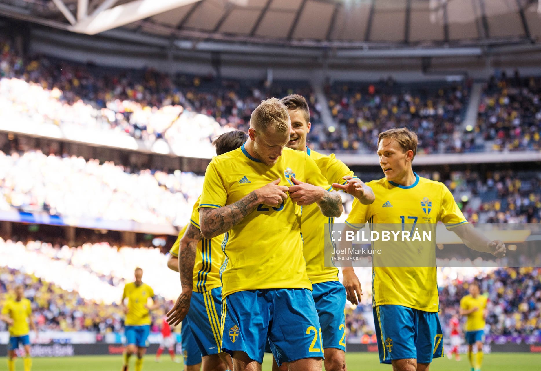 Sveriges John Guidetti jublar med lagkamrater