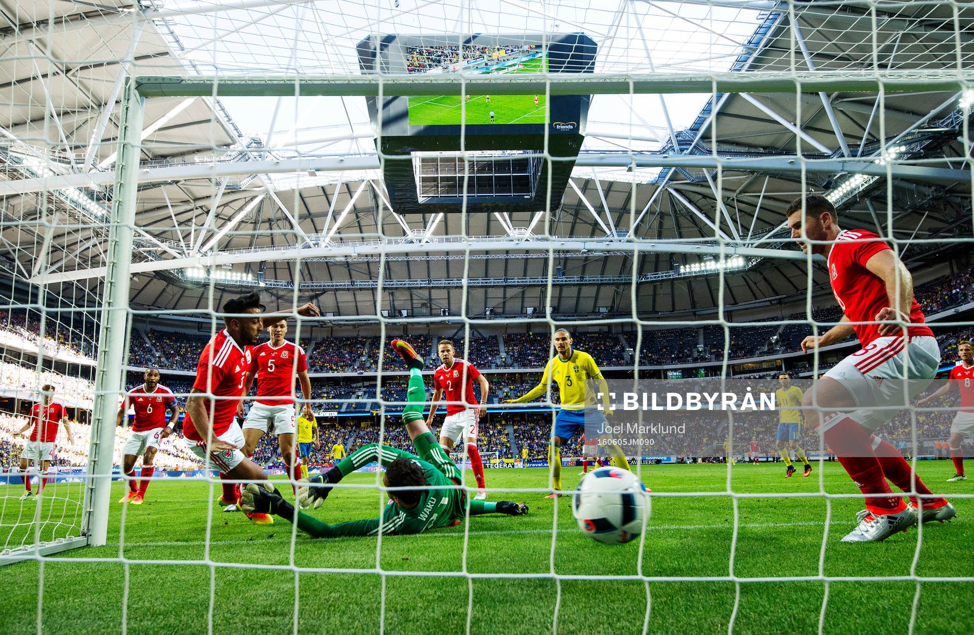 Sveriges Mikael Lustig (ej i bild) gör 2-0 bakom Wales