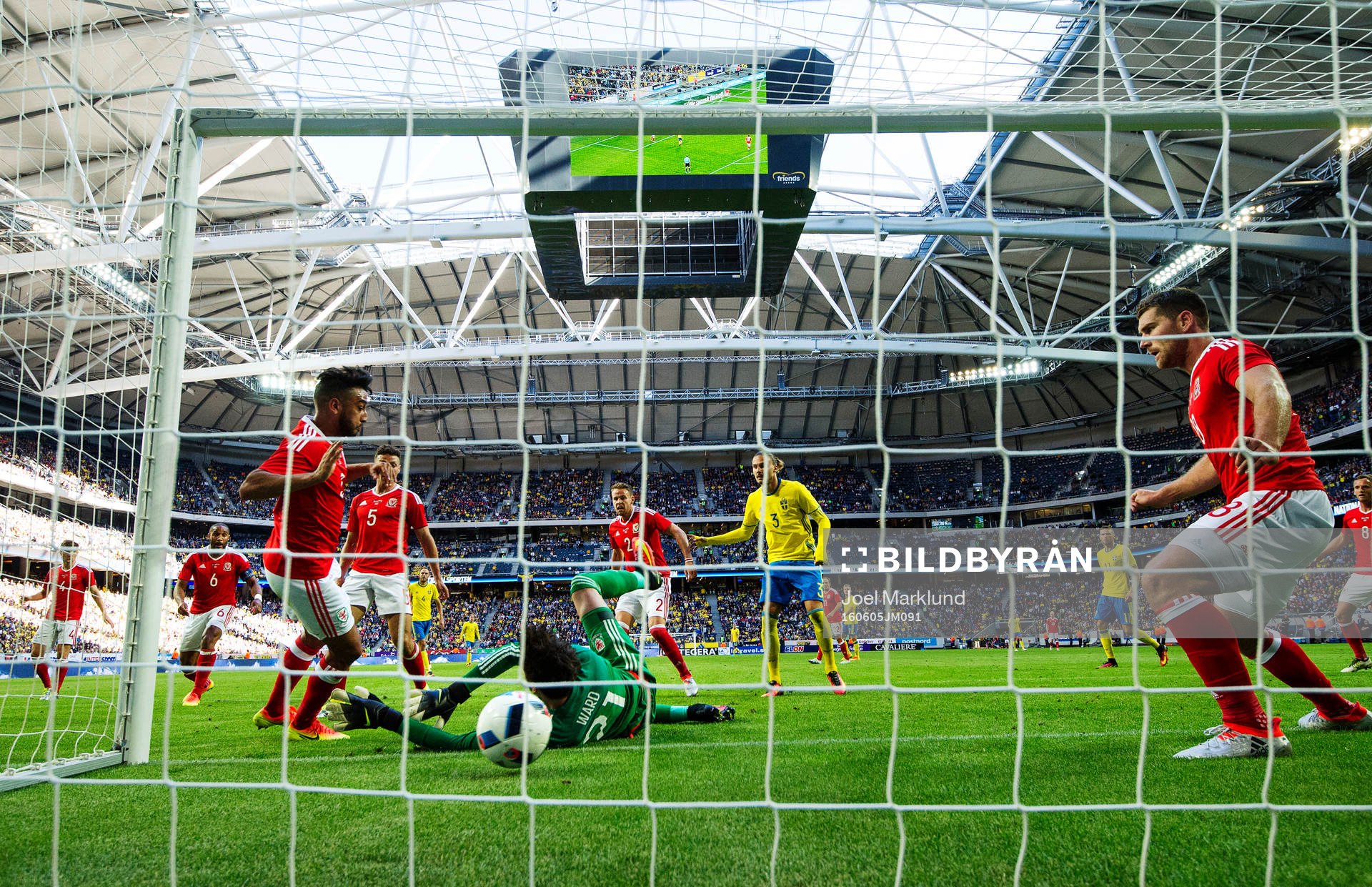 Sveriges Mikael Lustig (ej i bild) gör 2-0 bakom Wales
