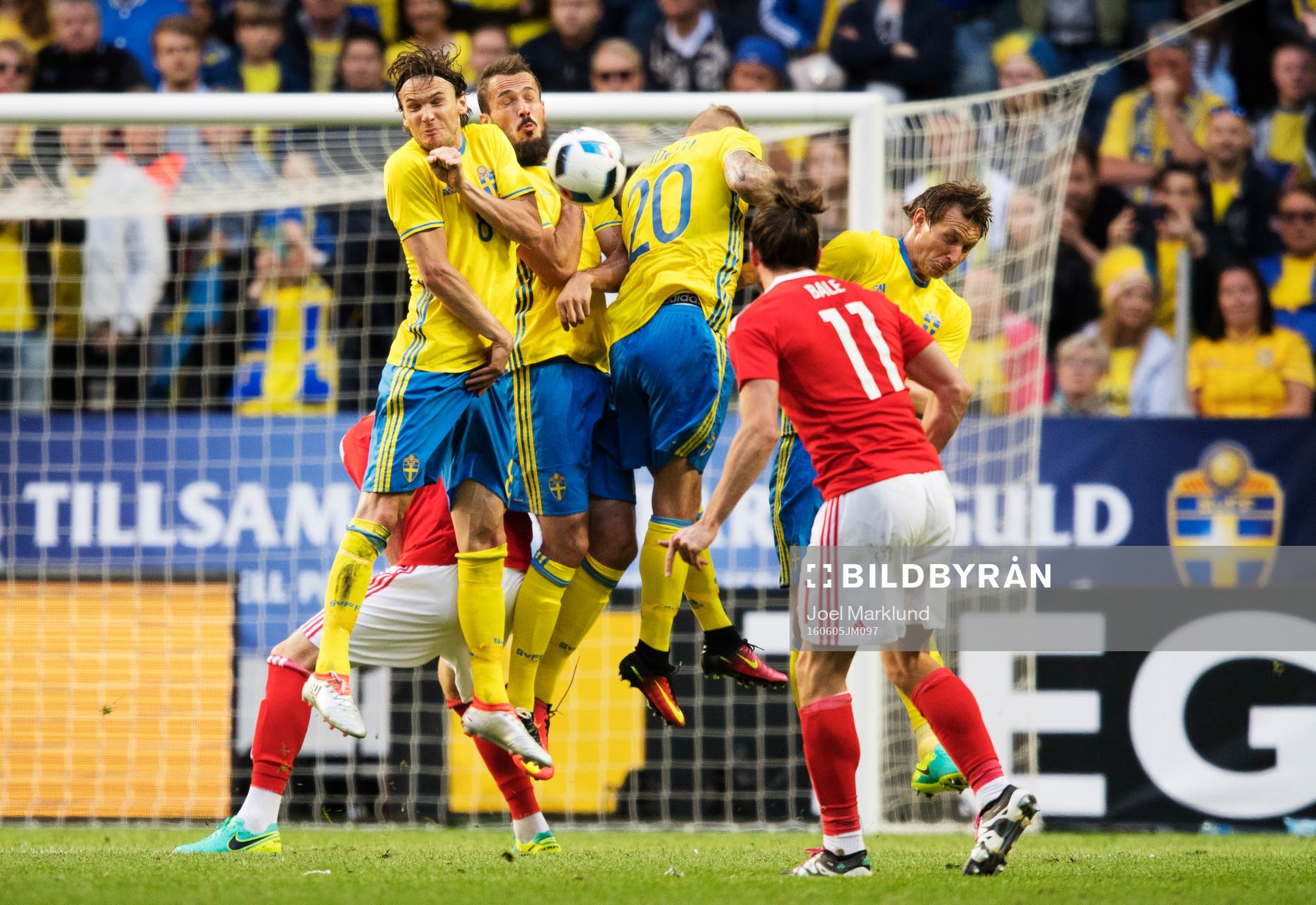 Sveriges Albin Ekdal, Emir Kujovic, John Guidetti och Kim Källström står i muren när Wales Gareth Bale skjuter en frispark under fotbollslandskampen mellan Sverige och Wales den 5 juni 2016 i Stockholm.