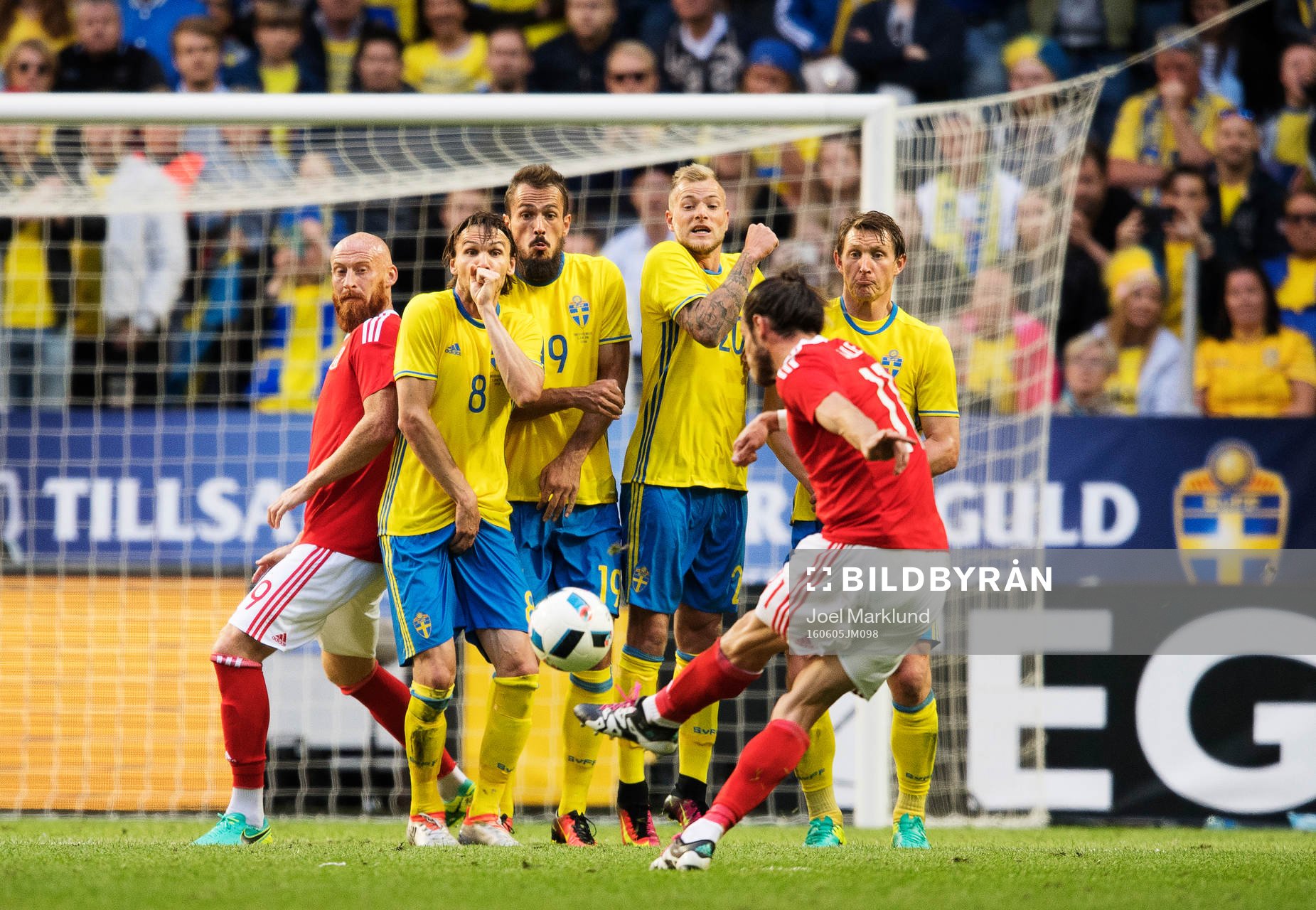 Sveriges Albin Ekdal, Emir Kujovic, John Guidetti och Kim Källström står i muren när Wales Gareth Bale skjuter en frispark under fotbollslandskampen mellan Sverige och Wales den 5 juni 2016 i Stockholm.