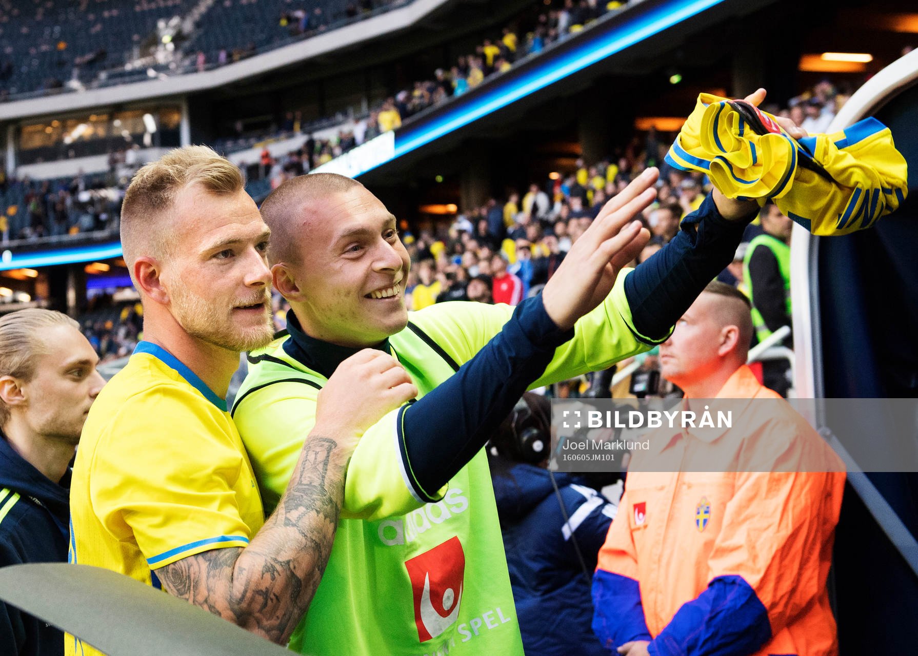 Sveriges John Guidetti och Victor Nilsson Lindelöf vinkar