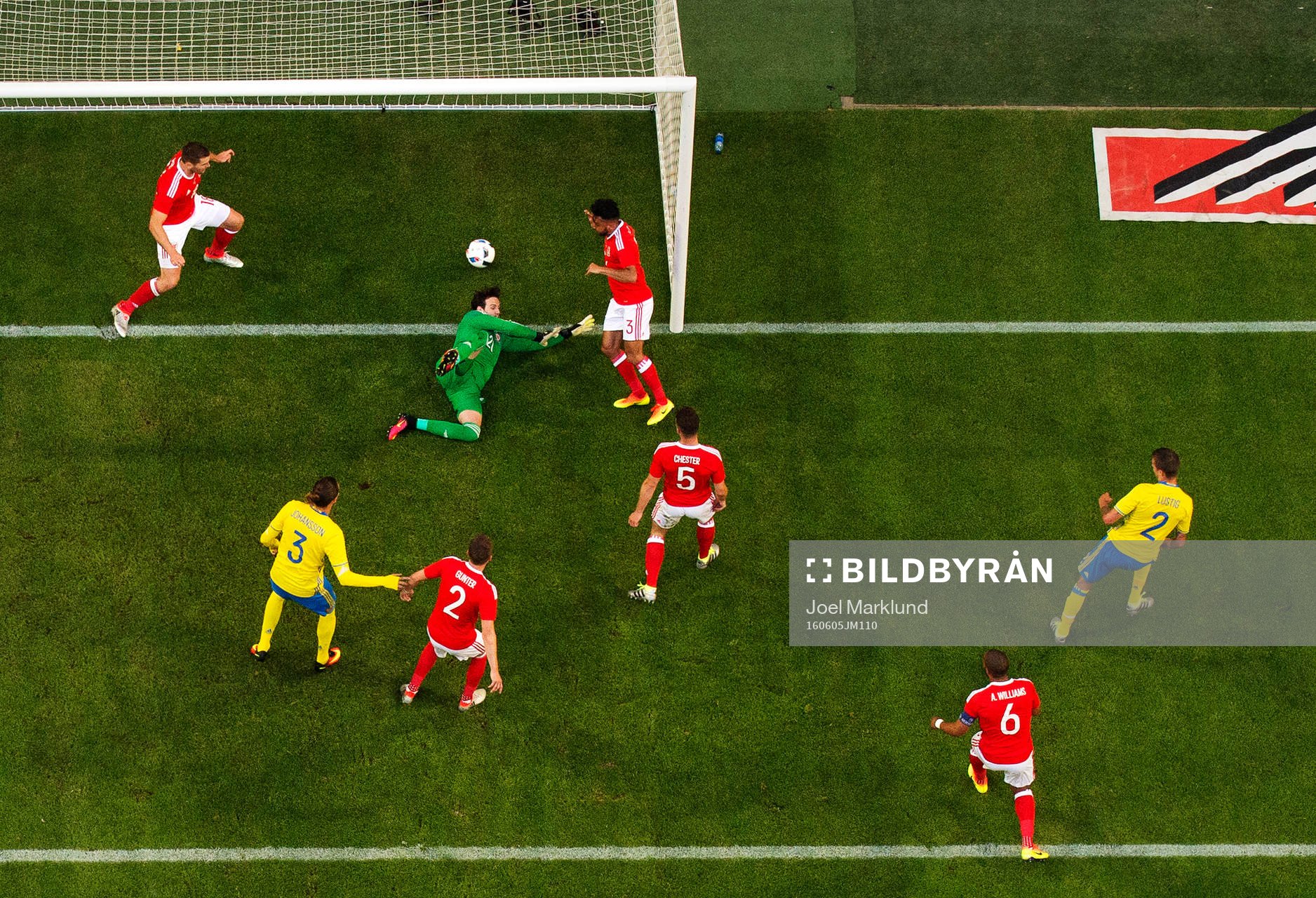 Sveriges Mikael Lustig (nr 2) skjuter in 2-0 bakom Wales