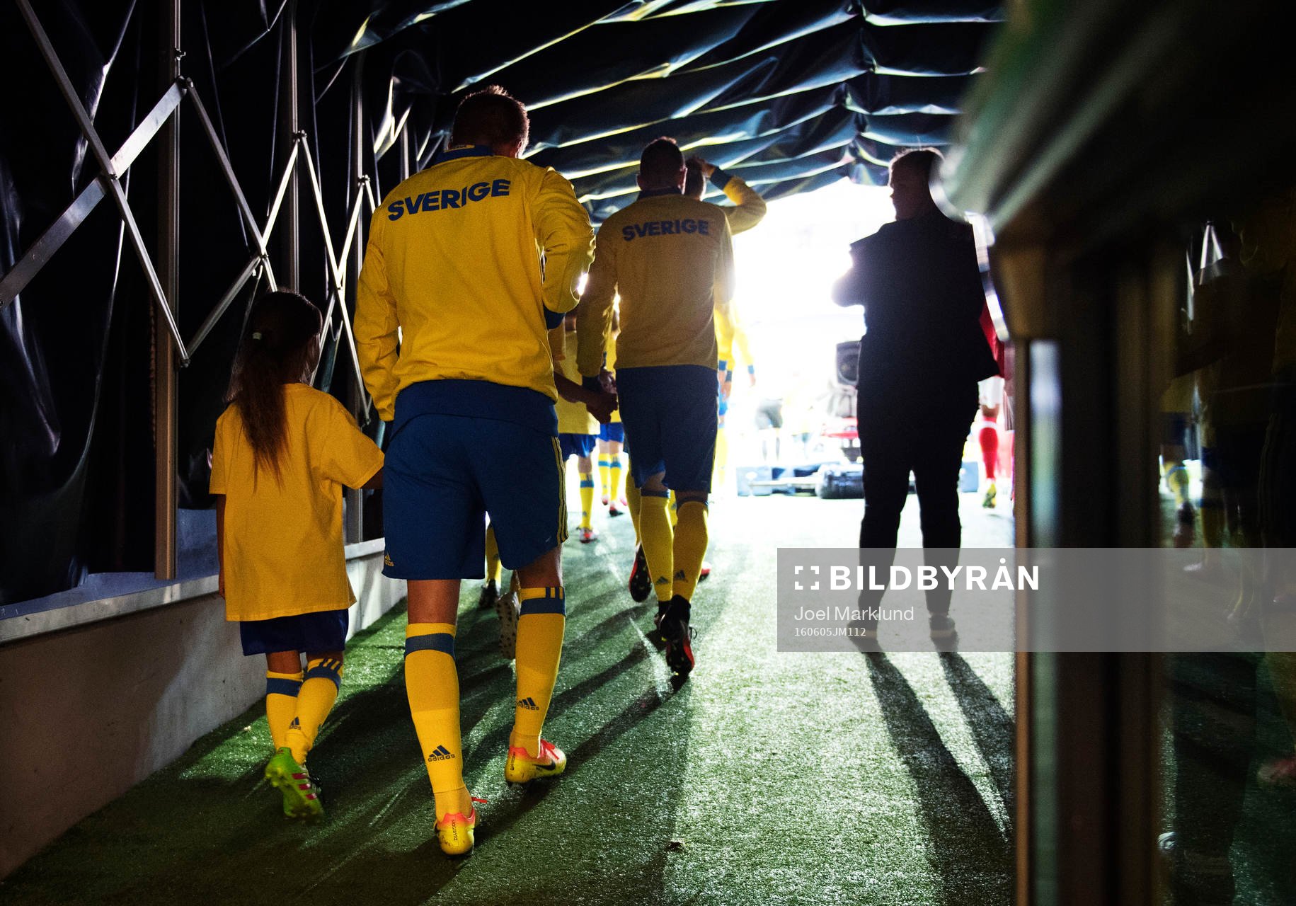 Sveriges spelare gör entré till fotbollslandskampen