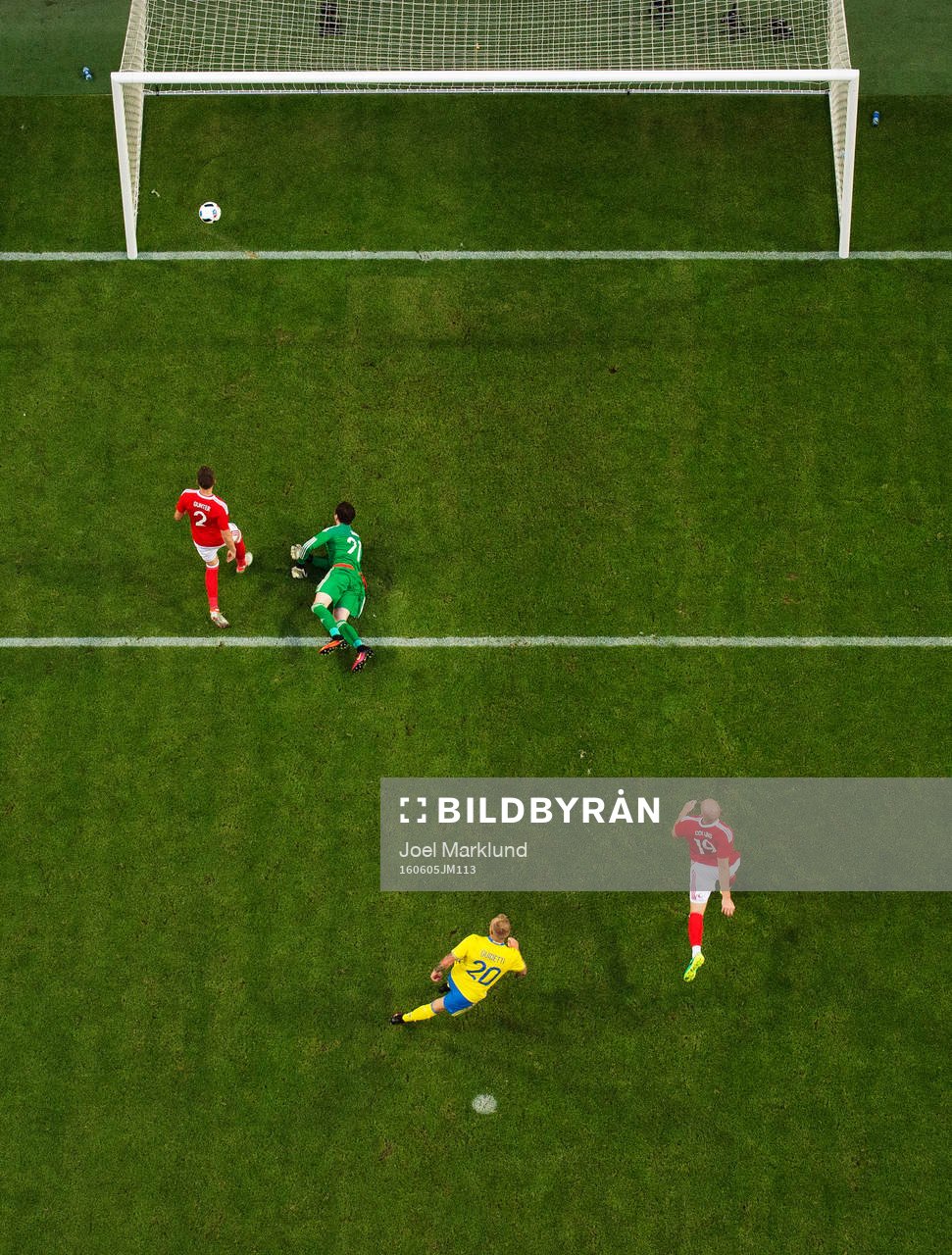 Sveriges John Guidetti gör 3-0 bakom Wales målvakt Daniel