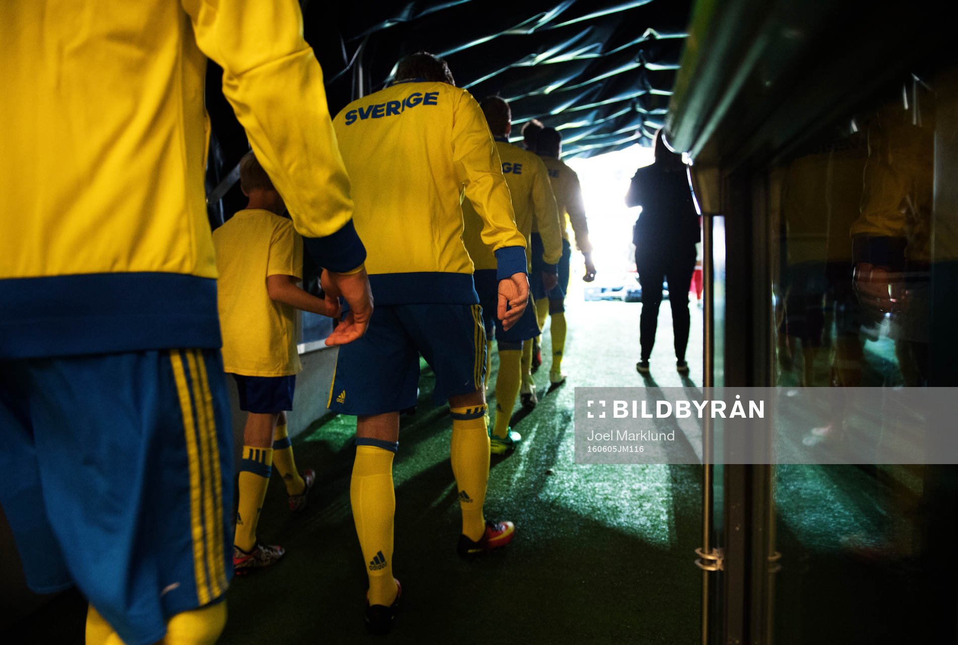 Sveriges spelare gör entré till fotbollslandskampen